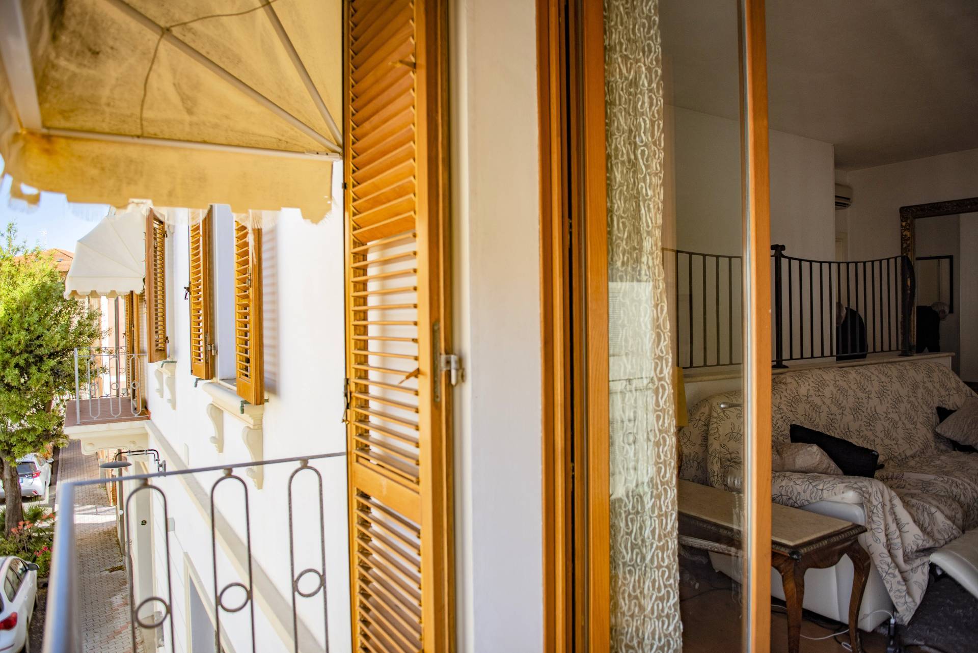 Appartamento di ampia superficie con entrata indipendente disposto al piano terra e primo in vendita