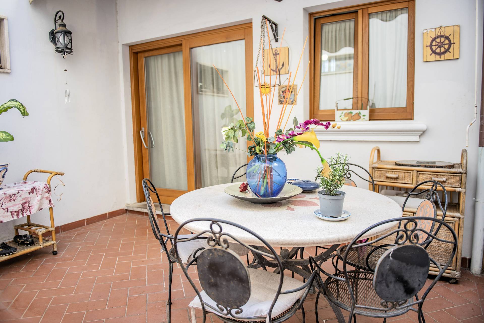 Appartamento di ampia superficie con entrata indipendente disposto al piano terra e primo in vendita