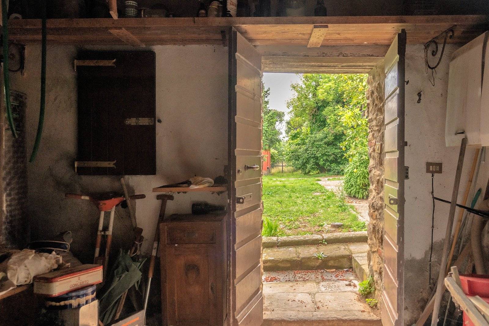 Casa colonica con annessi e terreno in posizione panoramica in vendita a Uzzano