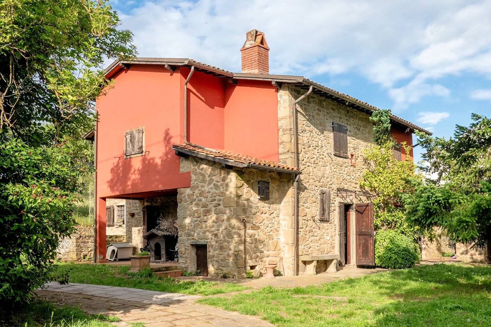 Casa colonica con annessi e terreno in posizione panoramica in vendita a Uzzano