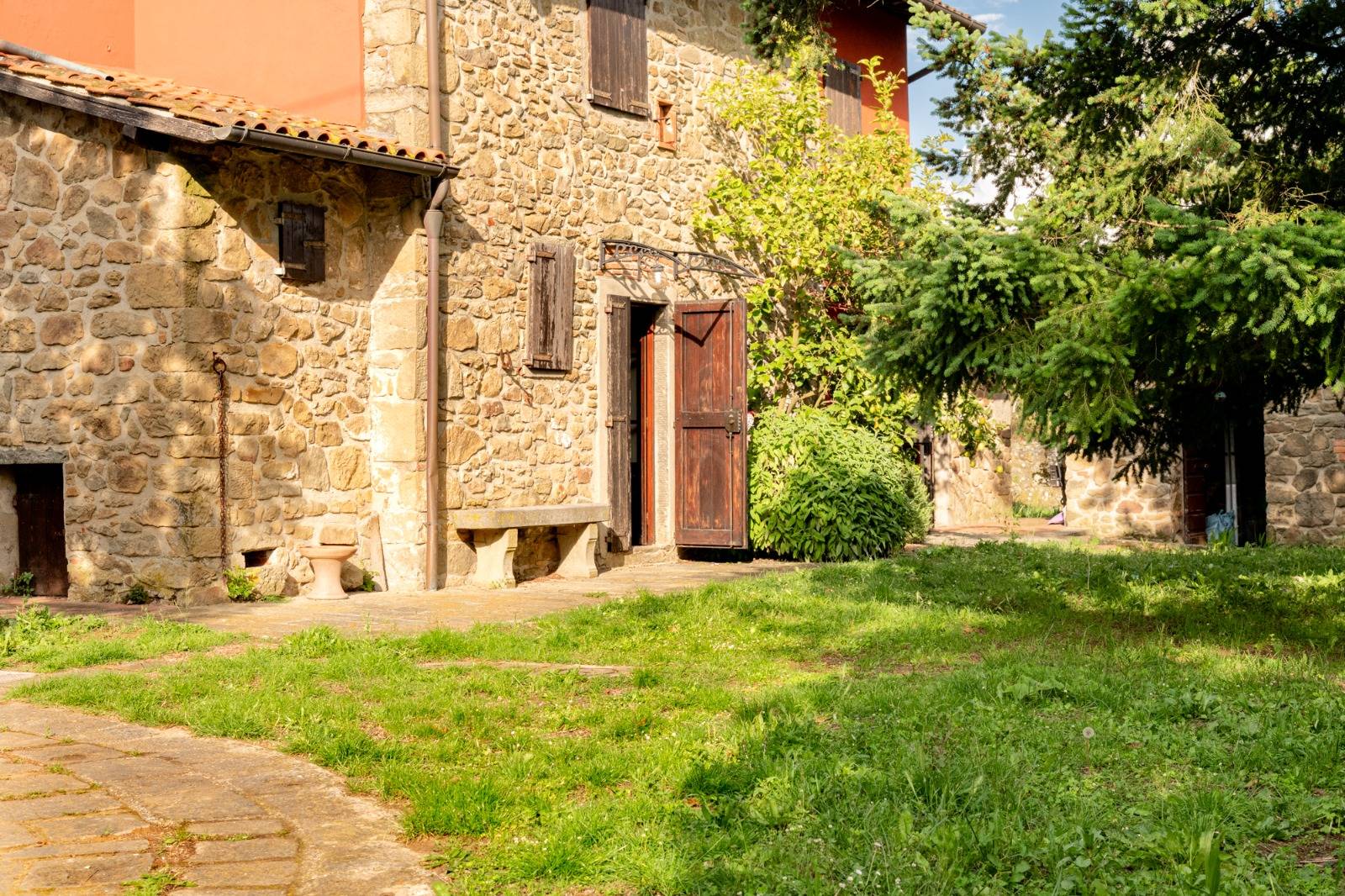 Casa colonica con annessi e terreno in posizione panoramica in vendita a Uzzano