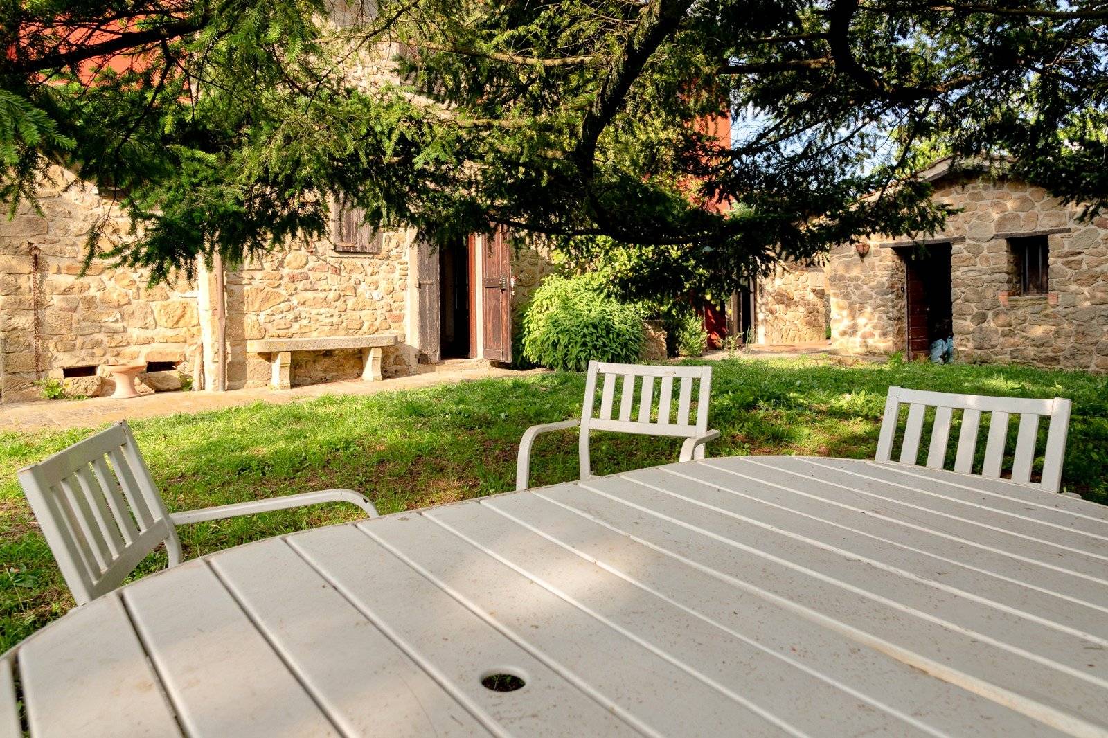 Casa colonica con annessi e terreno in posizione panoramica in vendita a Uzzano