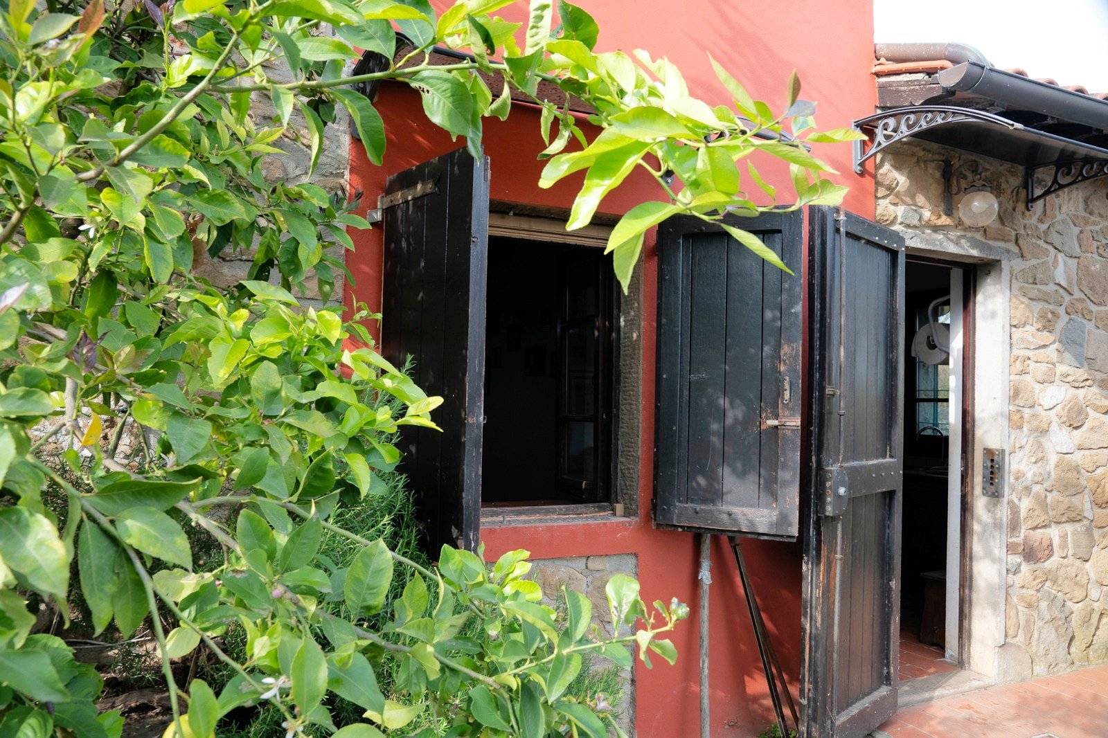 Casa colonica con annessi e terreno in posizione panoramica in vendita a Uzzano