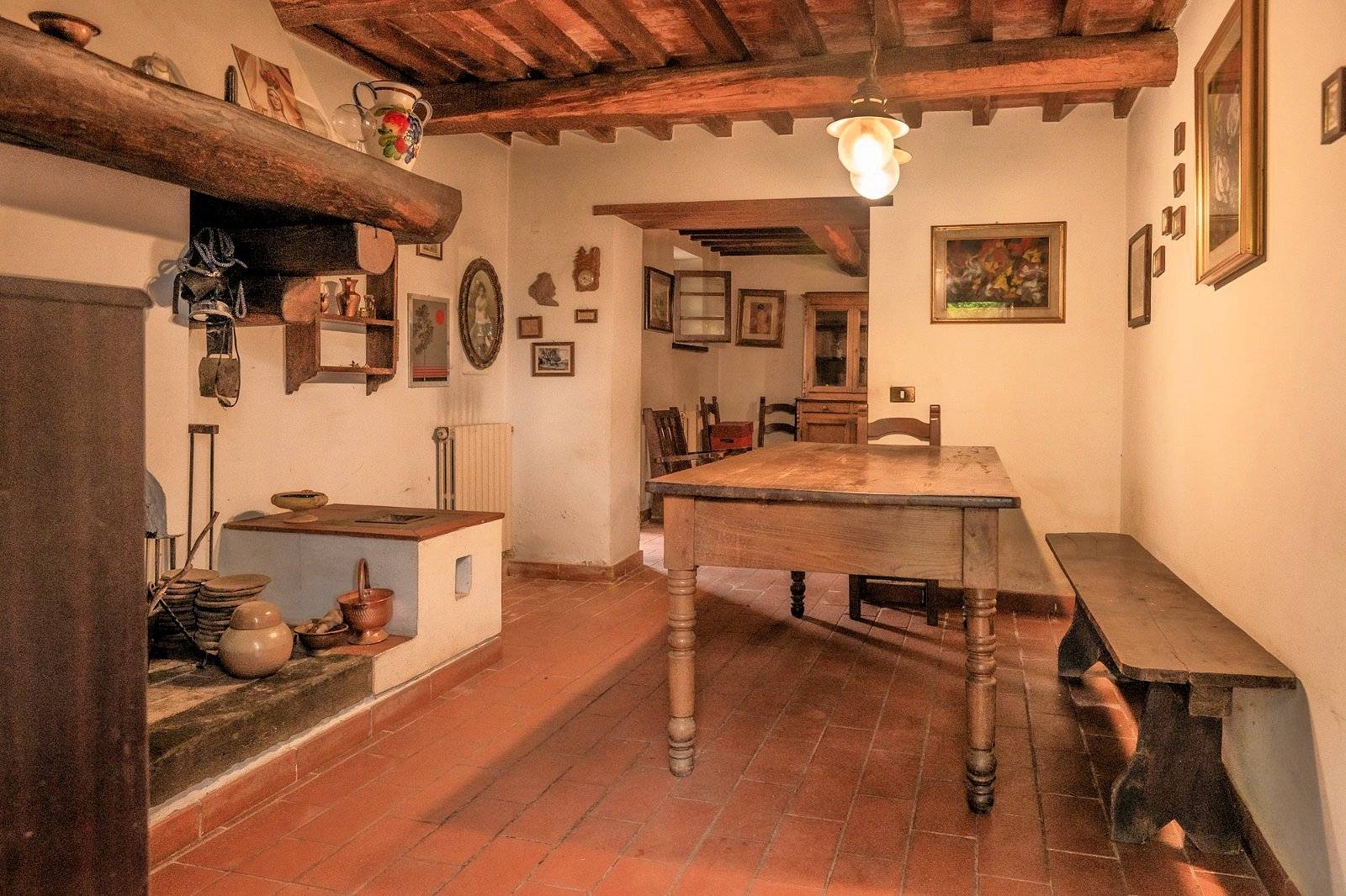 Casa colonica con annessi e terreno in posizione panoramica in vendita a Uzzano