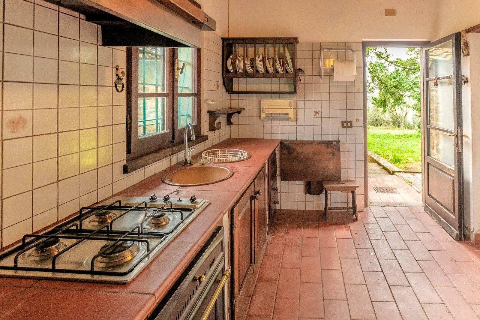 Casa colonica con annessi e terreno in posizione panoramica in vendita a Uzzano