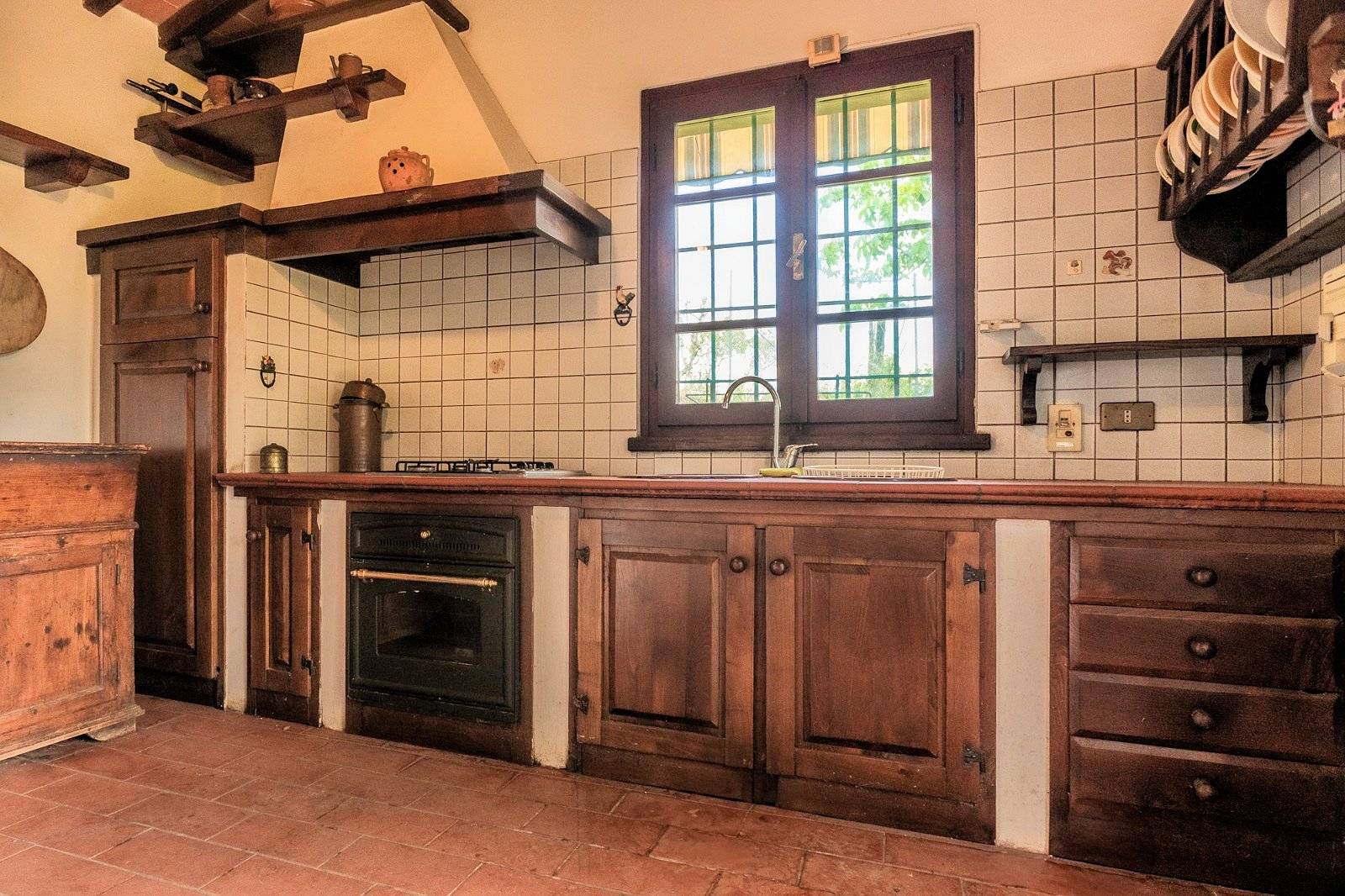 Casa colonica con annessi e terreno in posizione panoramica in vendita a Uzzano