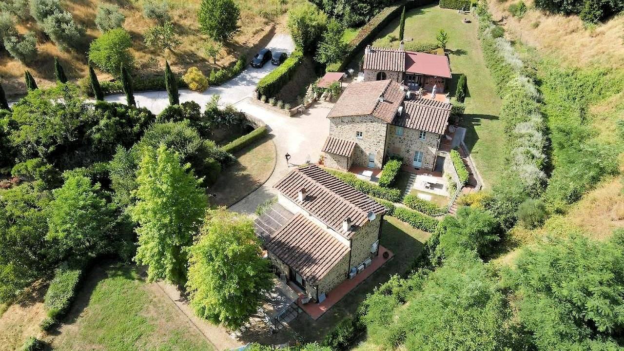 Agriturismo in antico borgo ristrutturato con parco e piscina in vendita a Lamporecchio