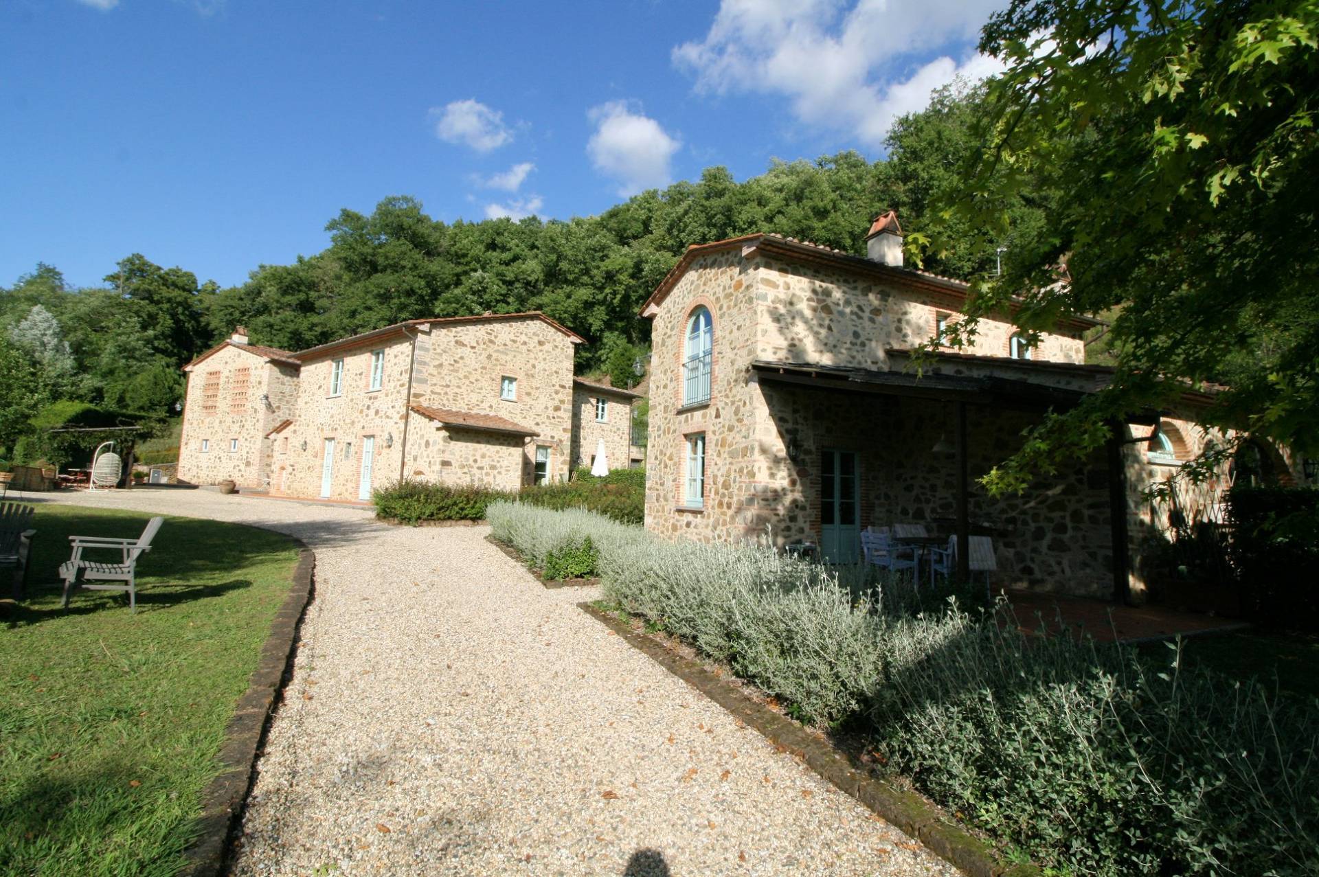 Agriturismo in antico borgo ristrutturato con parco e piscina in vendita a Lamporecchio
