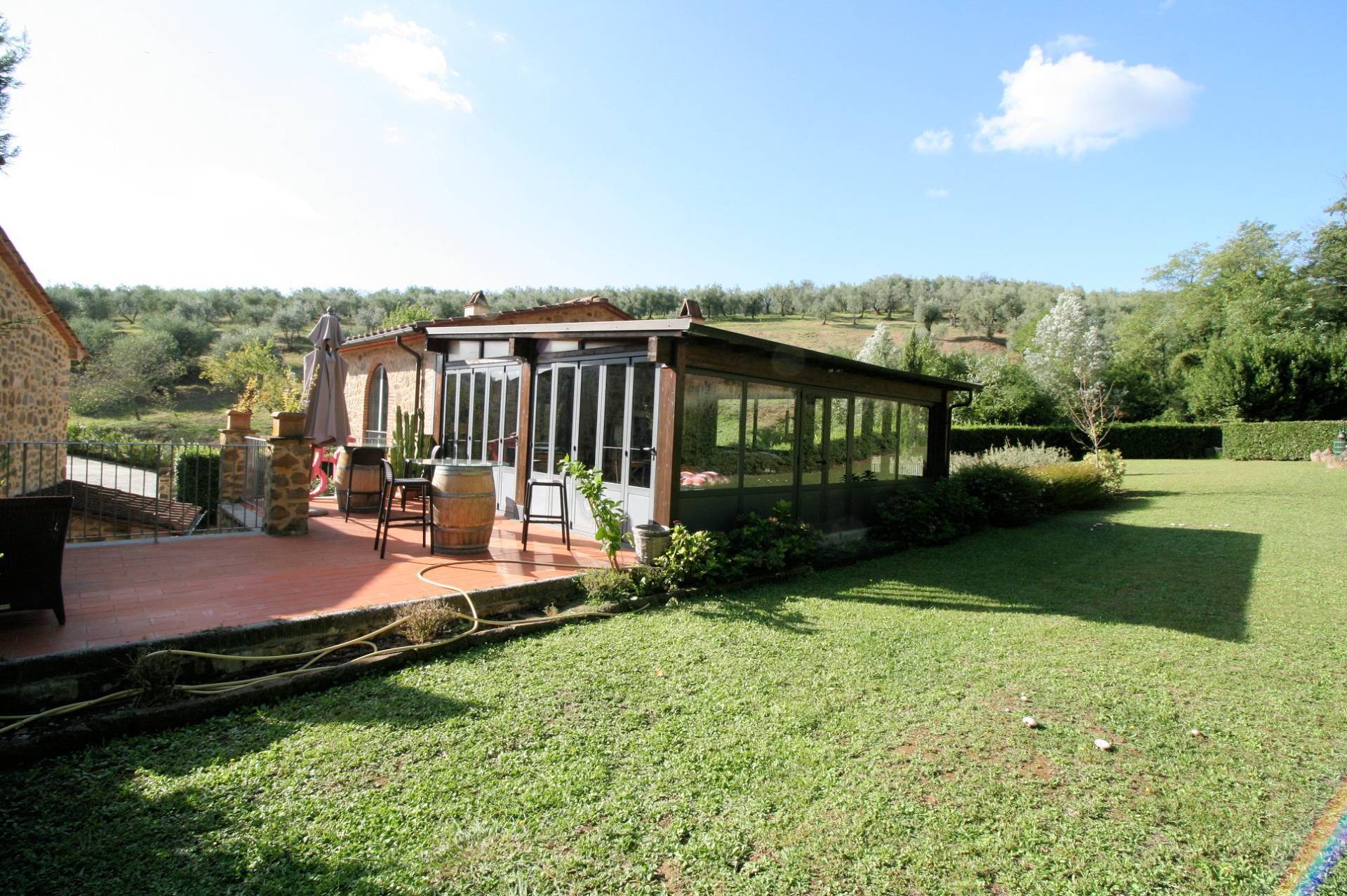 Agriturismo in antico borgo ristrutturato con parco e piscina in vendita a Lamporecchio