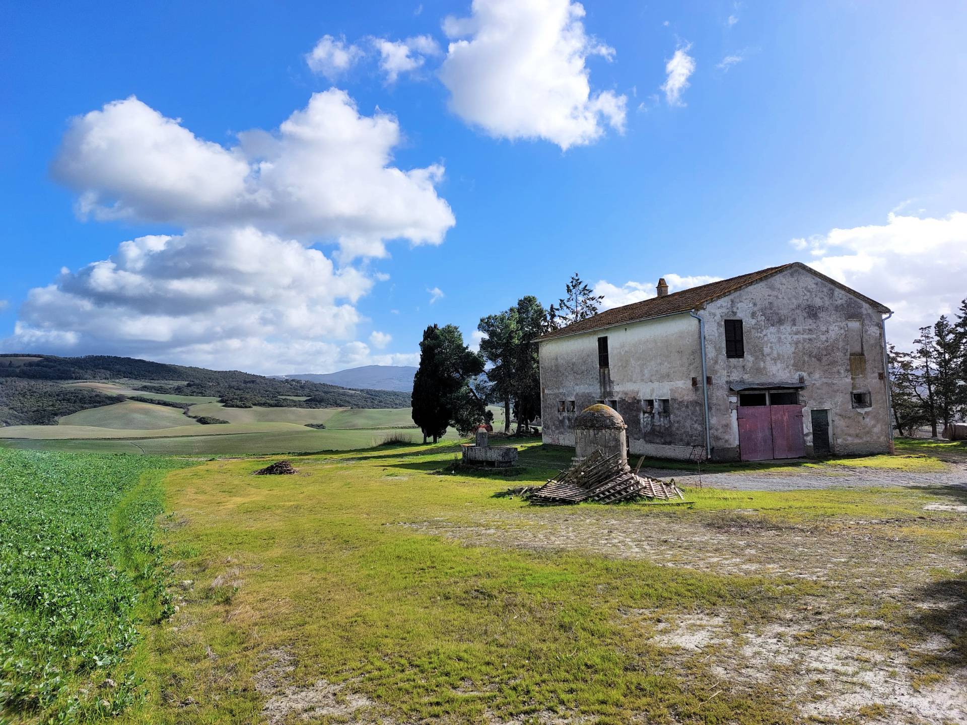 Casale da ristrutturare con vista panoramica in vendita a Volterra