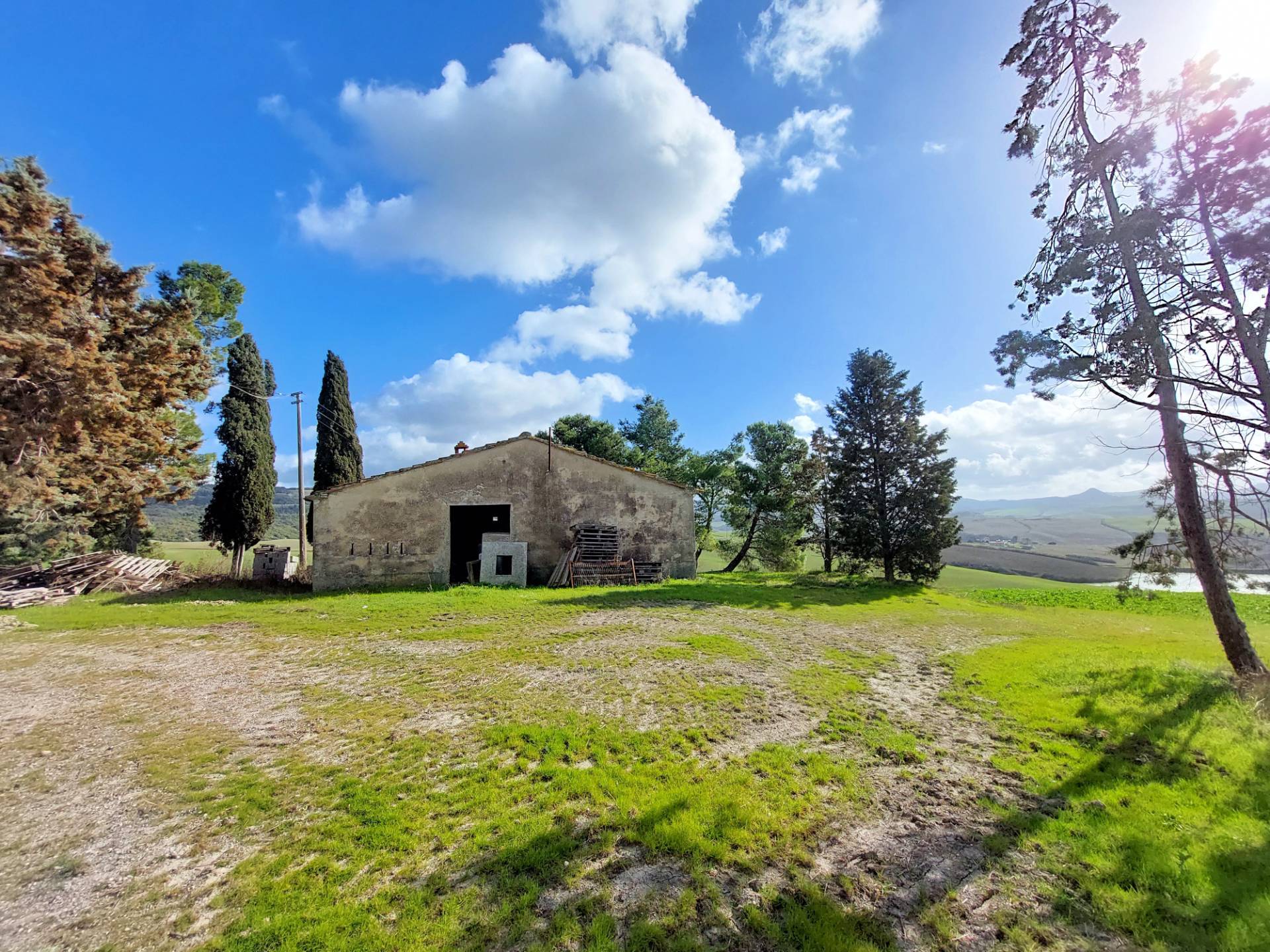 Casale da ristrutturare con vista panoramica in vendita a Volterra