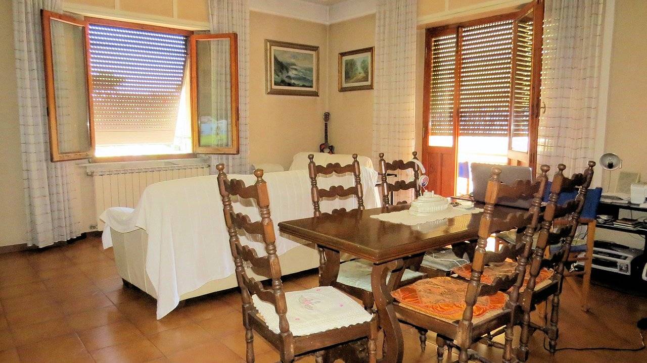 Appartamento in pieno centro di Marina di Massa in vendita a Massa, Marina di Massa