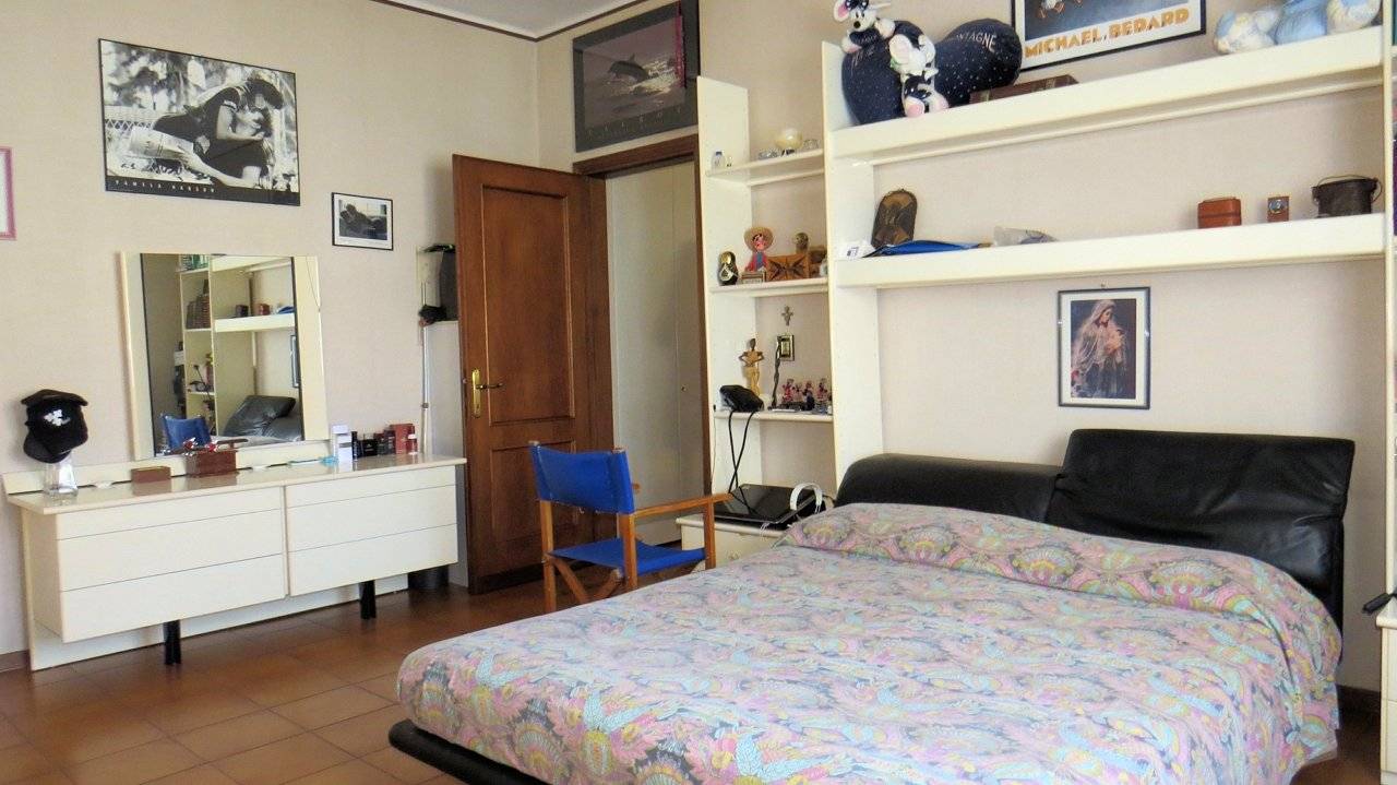 Appartamento in pieno centro di Marina di Massa in vendita a Massa, Marina di Massa