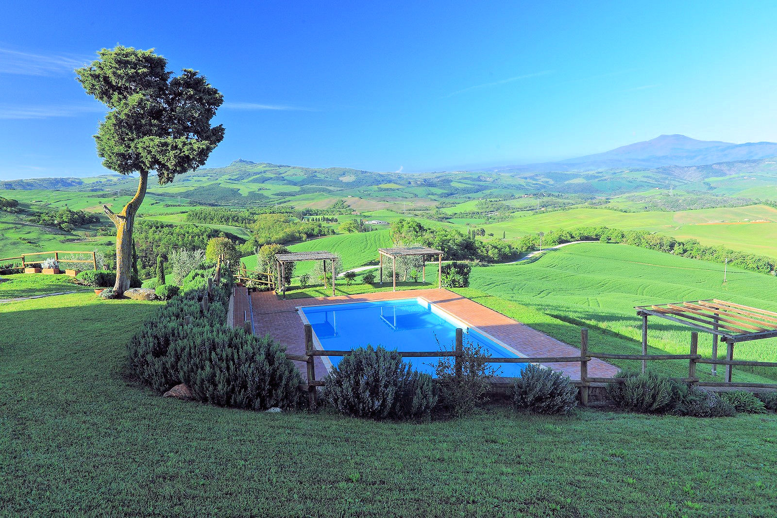 Azienda agrituristica in posizione panoramica con piscina in vendita a Pienza