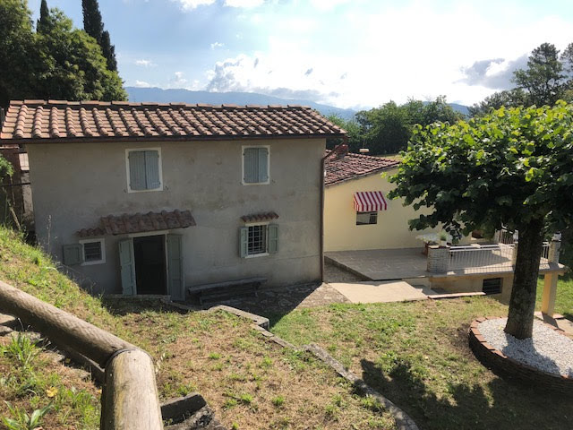 Podere con vista panoramica in vendita a Pescia