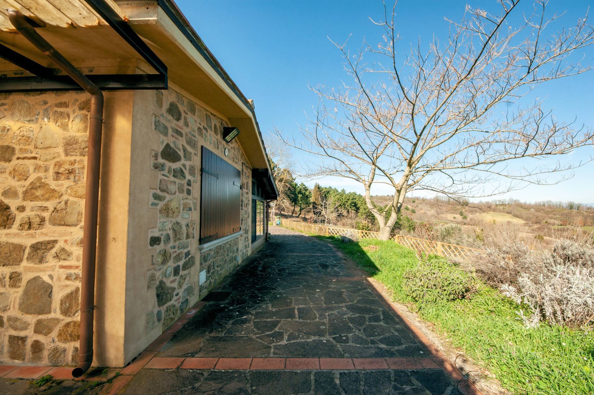 Bel casale ristrutturato in posizione panoramica con ampio terreno in vendita a Chianni, Rivalto
