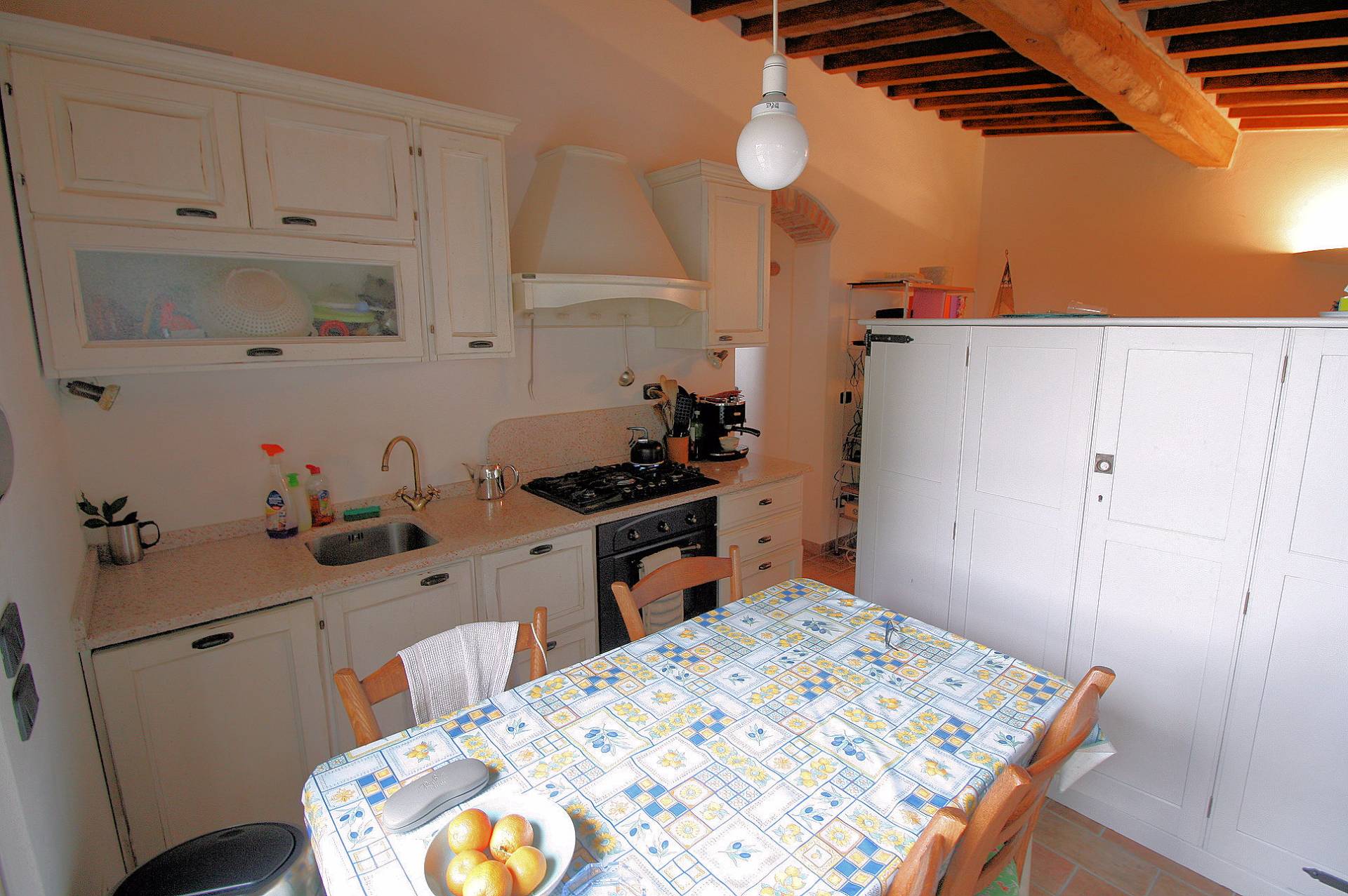 Terratetto da demolire e ricostruire con adiacente piccolo magazzino in vendita a Roccastrada, Rocca