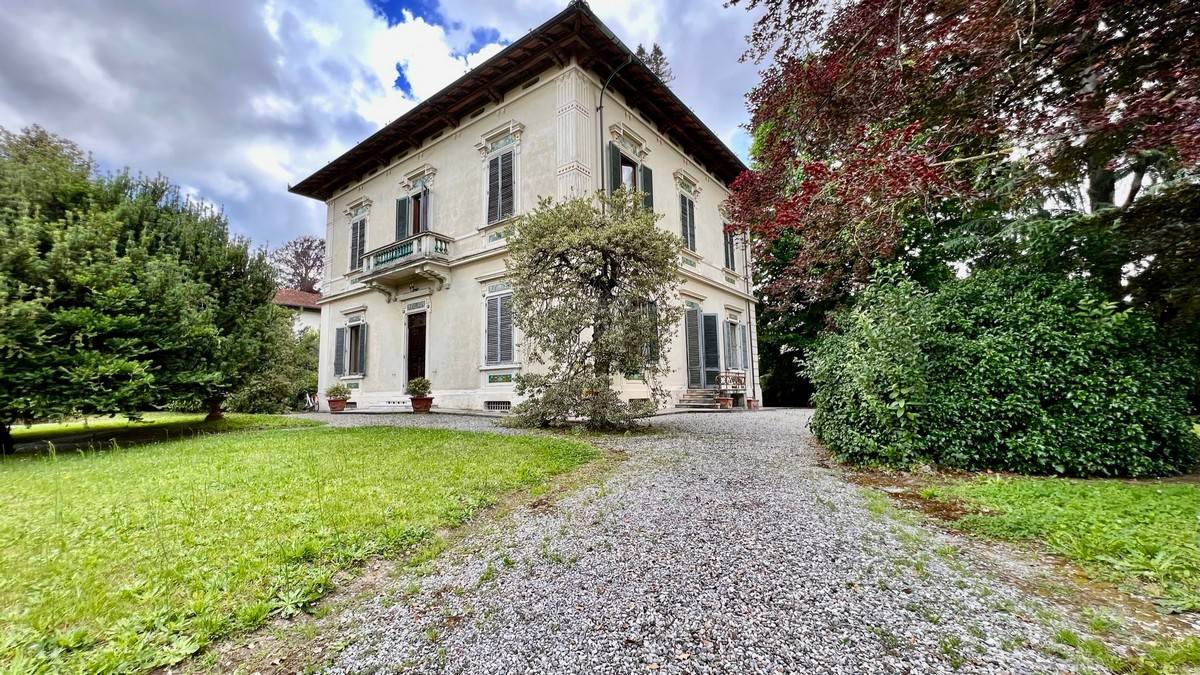 Villa di ampia superficie con giardino in vendita a Lucca, San Marco