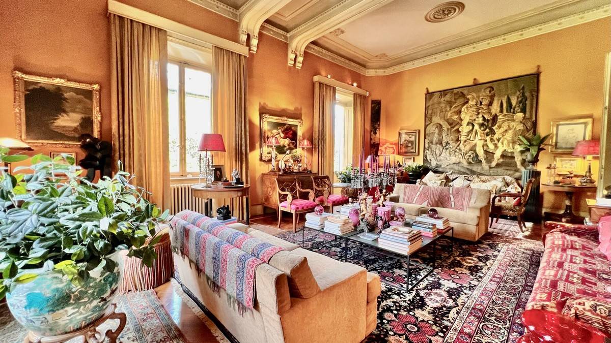 Villa di ampia superficie con giardino in vendita a Lucca, San Marco