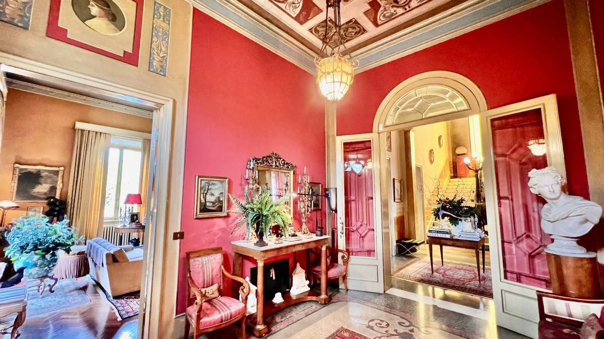 Villa di ampia superficie con giardino in vendita a Lucca, San Marco