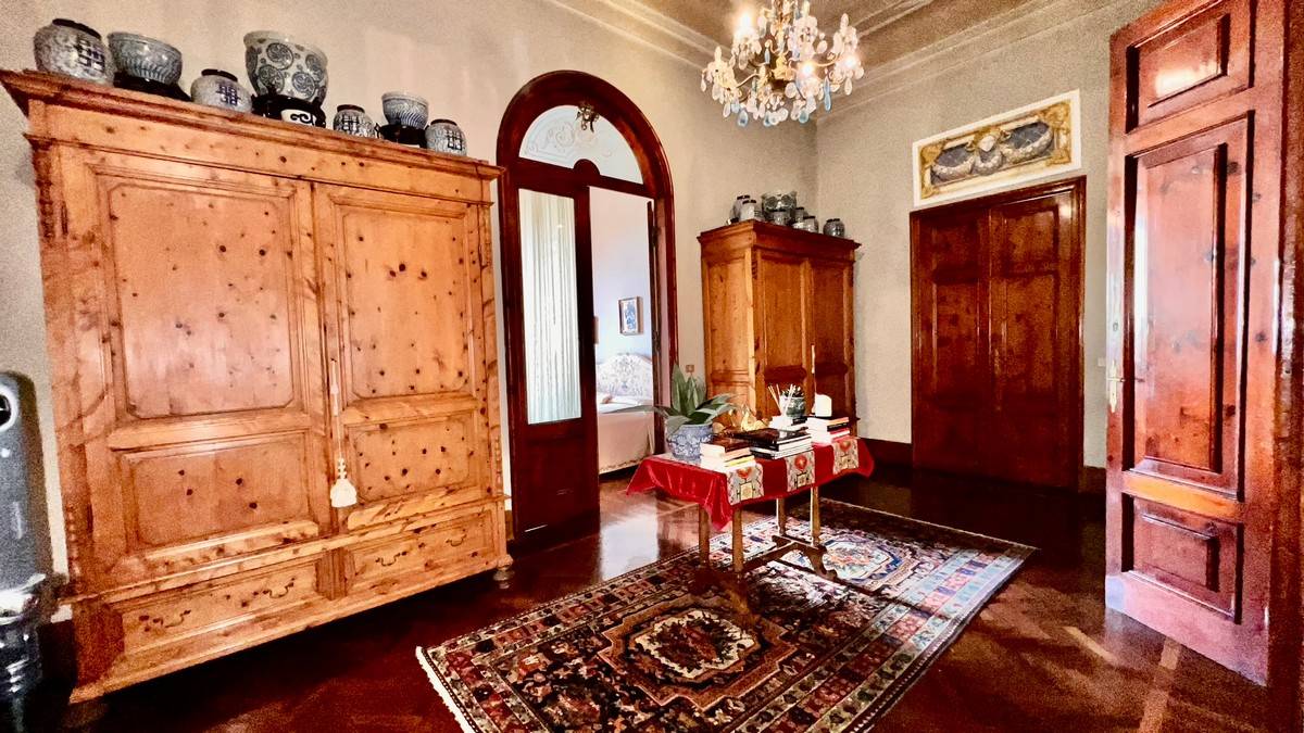 Villa di ampia superficie con giardino in vendita a Lucca, San Marco