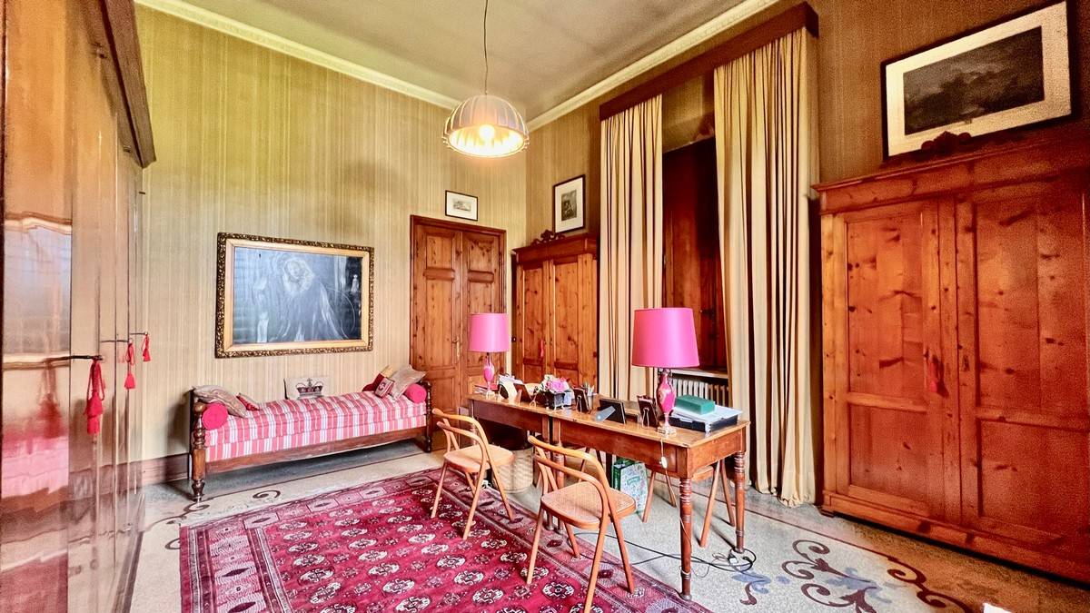 Villa di ampia superficie con giardino in vendita a Lucca, San Marco