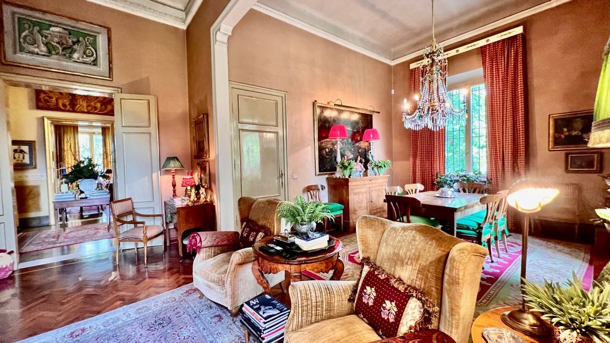 Villa di ampia superficie con giardino in vendita a Lucca, San Marco