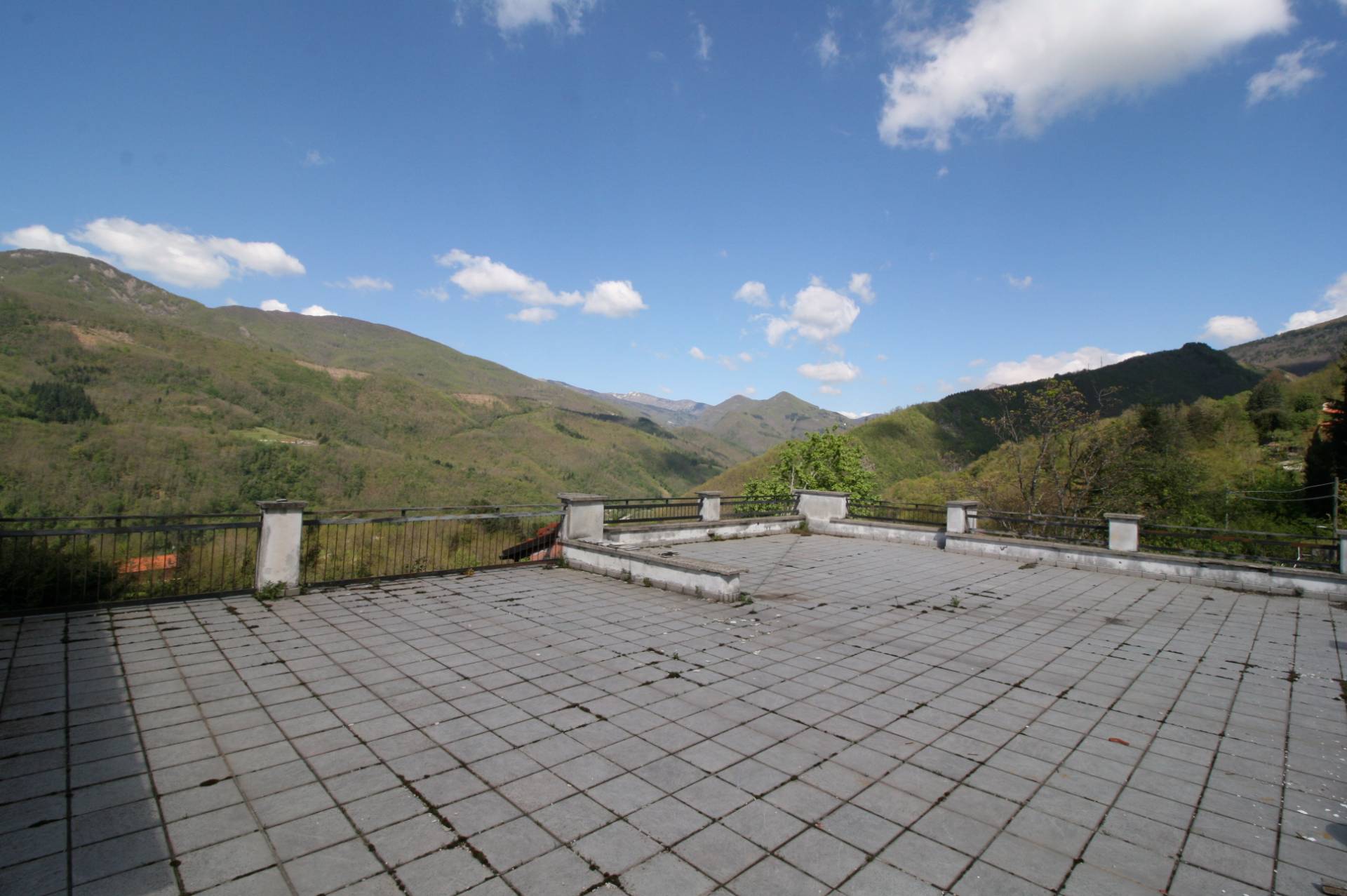 Progetto per la realizzazione di quattro villette a schiera nell\'ex Albergo La Pace in vendita a Sa