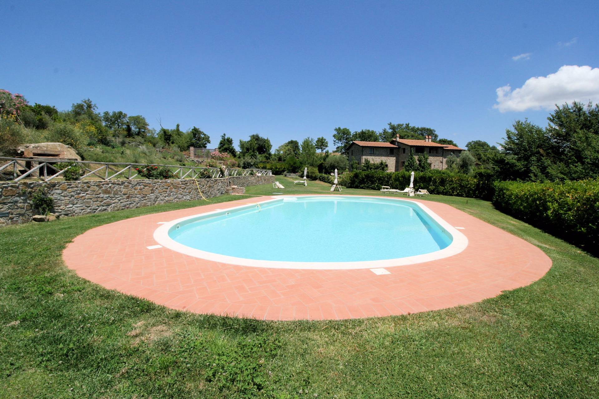 Appartamenti e casali ristrutturati in antico borgo con piscina in vendita a Scansano