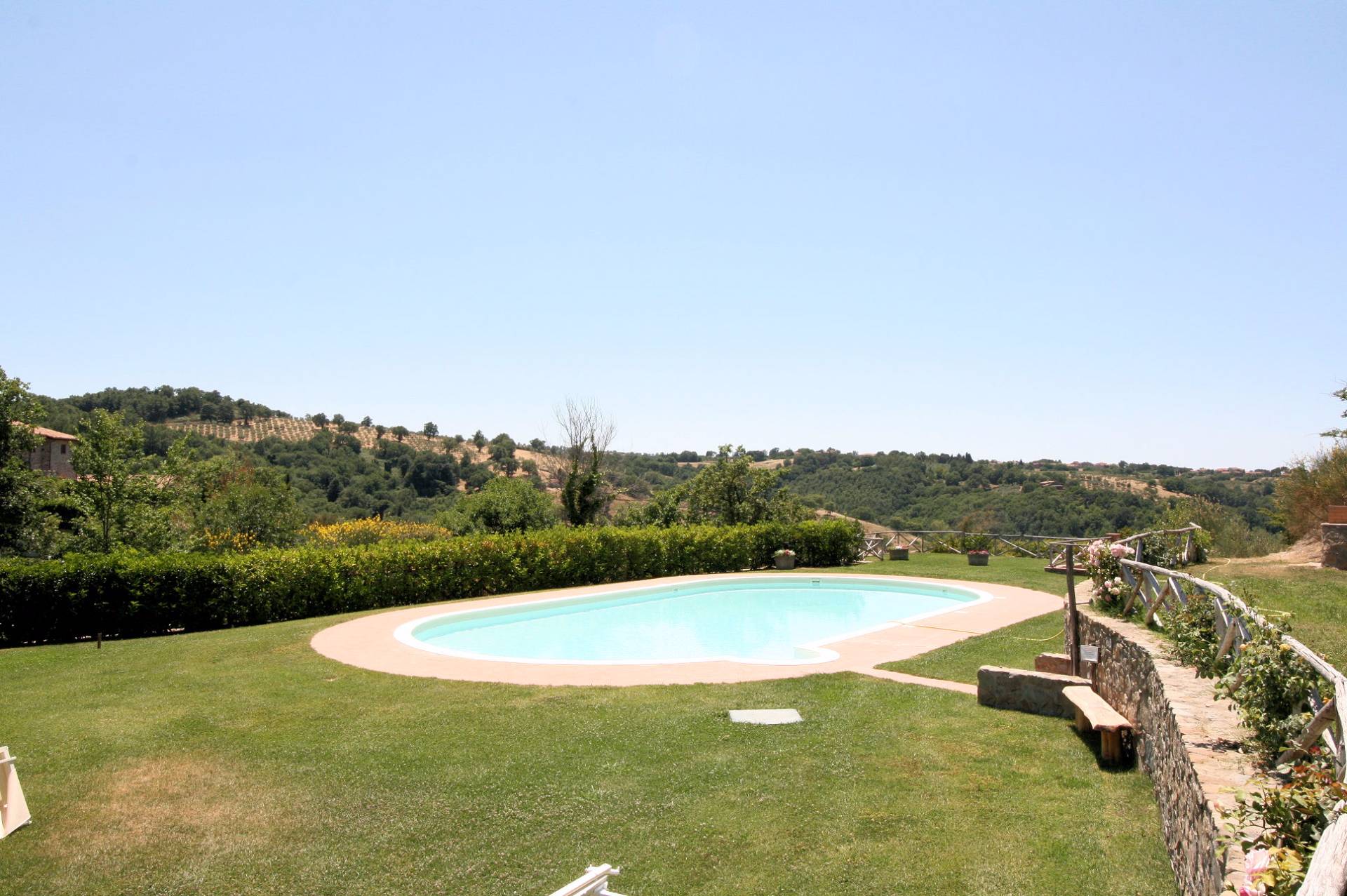 Appartamenti e casali ristrutturati in antico borgo con piscina in vendita a Scansano