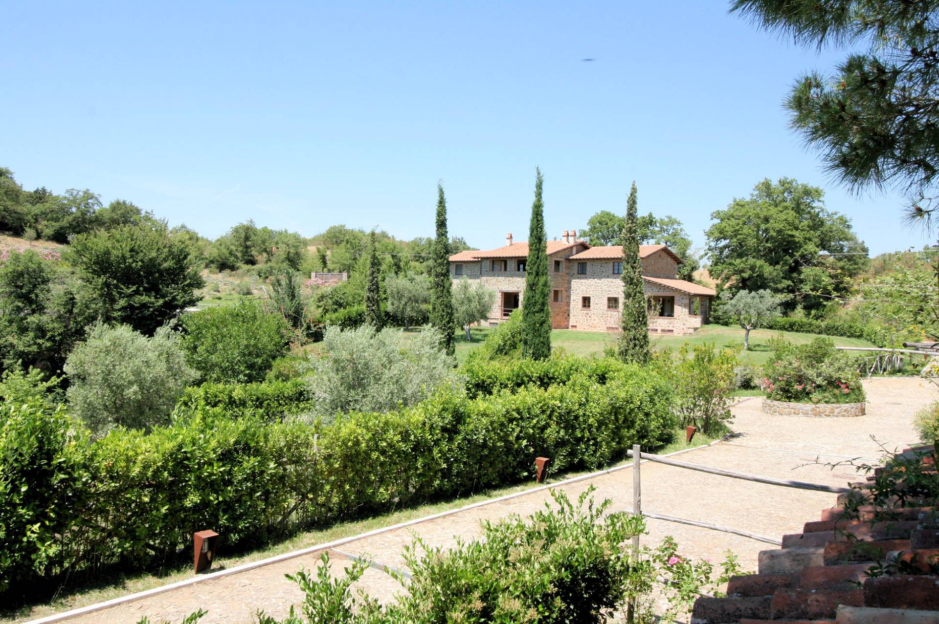 Appartamenti e casali ristrutturati in antico borgo con piscina in vendita a Scansano