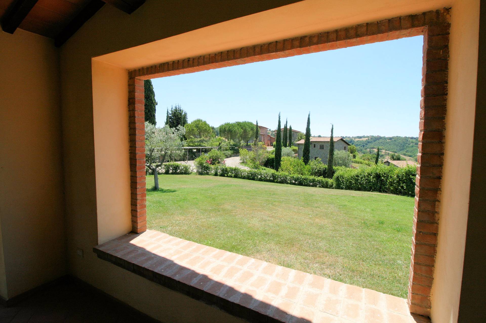 Appartamenti e casali ristrutturati in antico borgo con piscina in vendita a Scansano