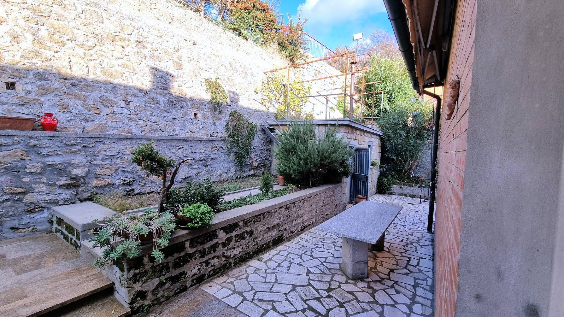 Appartamento in bifamiliare con terrazza giardino e garage in vendita a Volterra