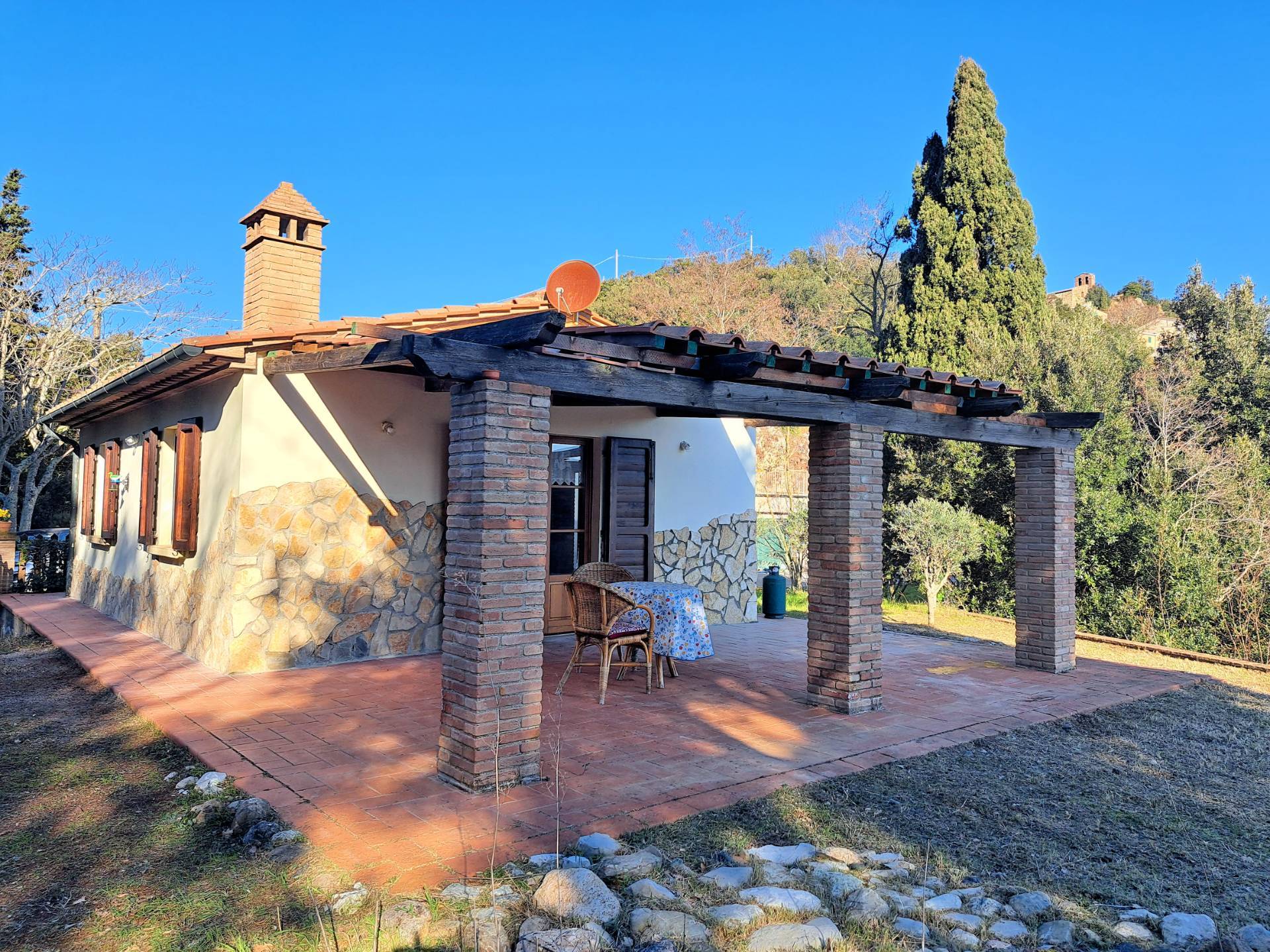 Rustico in stile Toscano con terreno e vista panoramica in vendita a Pomarance