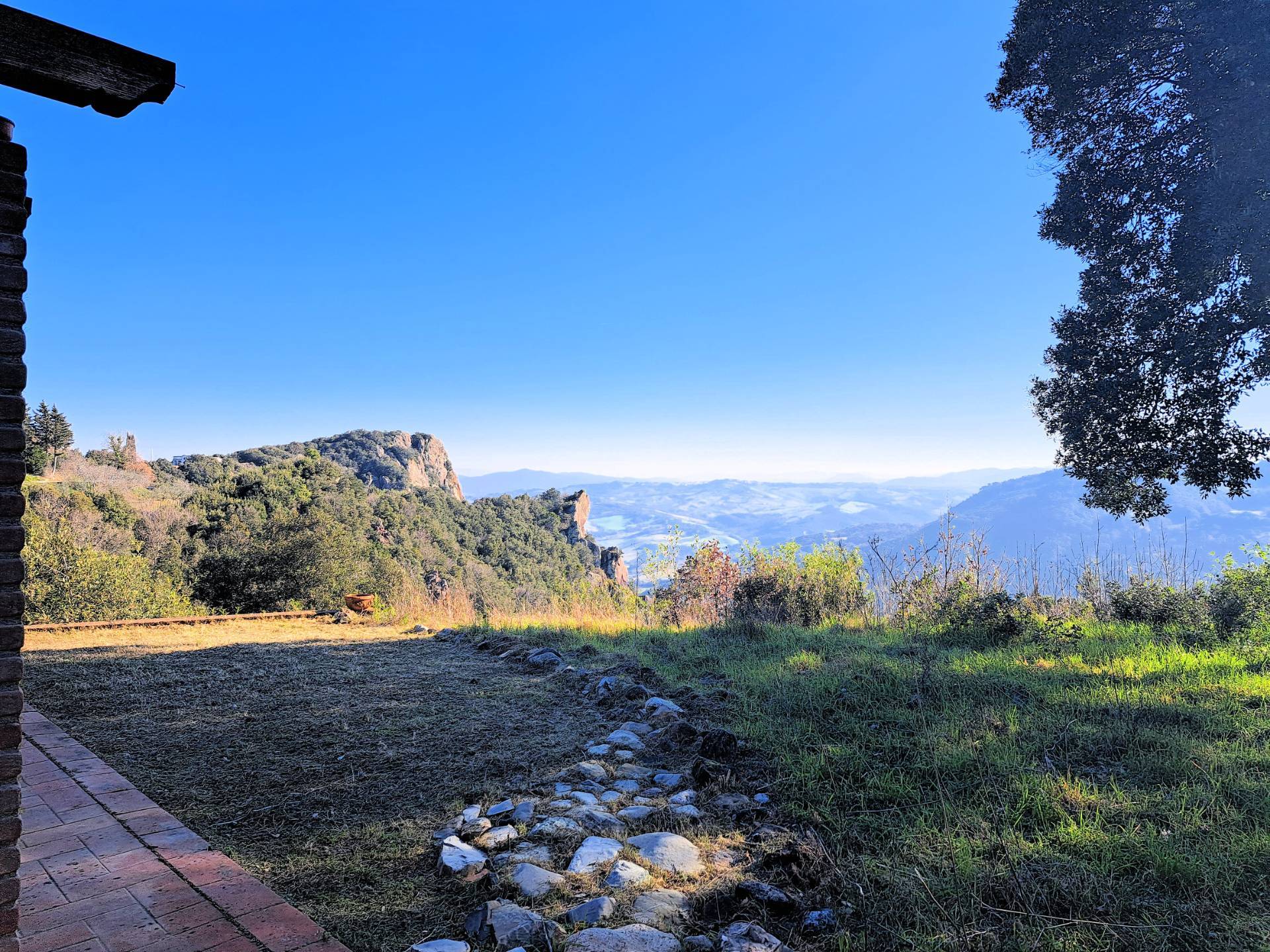 Rustico in stile Toscano con terreno e vista panoramica in vendita a Pomarance