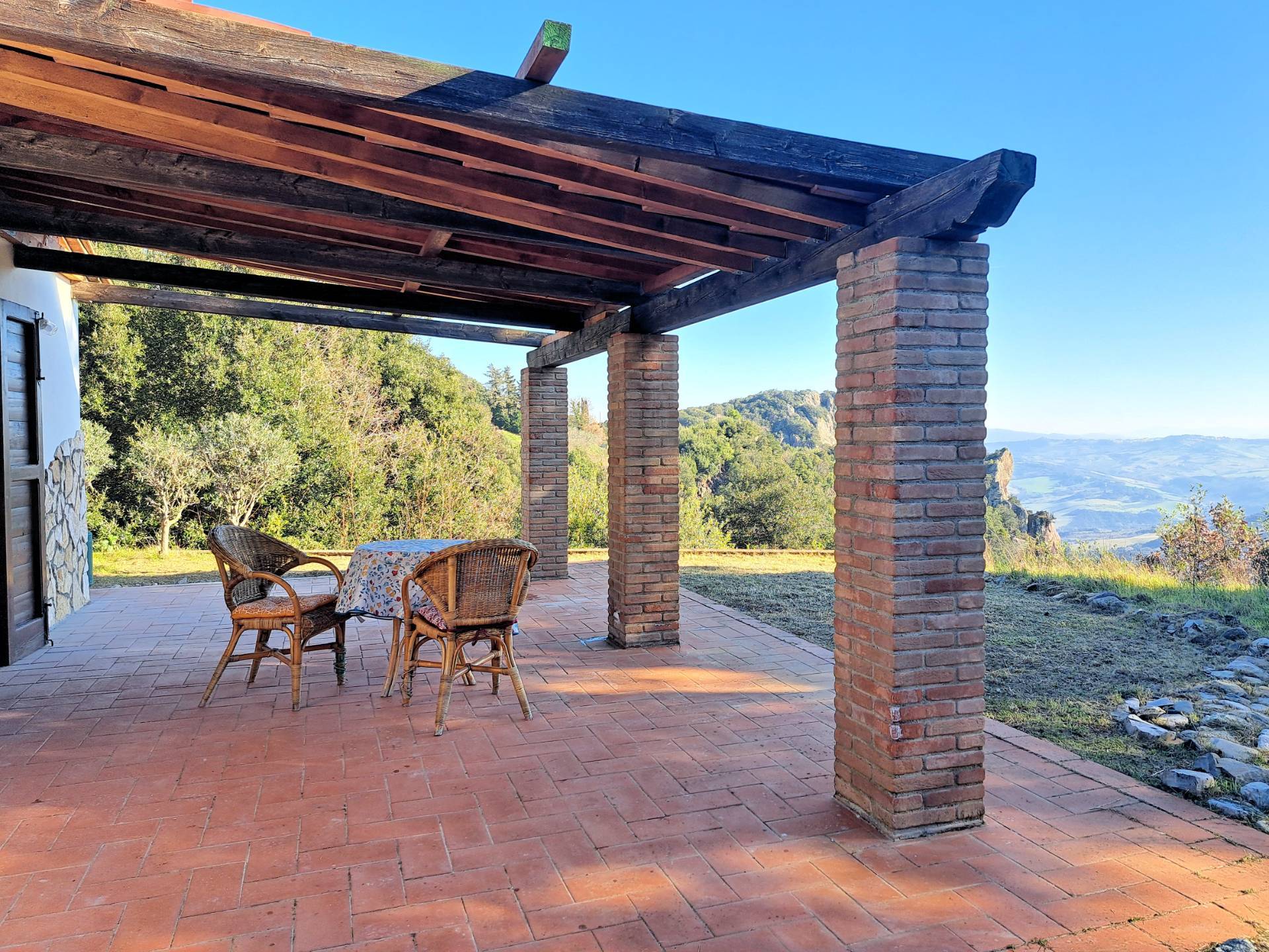 Rustico in stile Toscano con terreno e vista panoramica in vendita a Pomarance