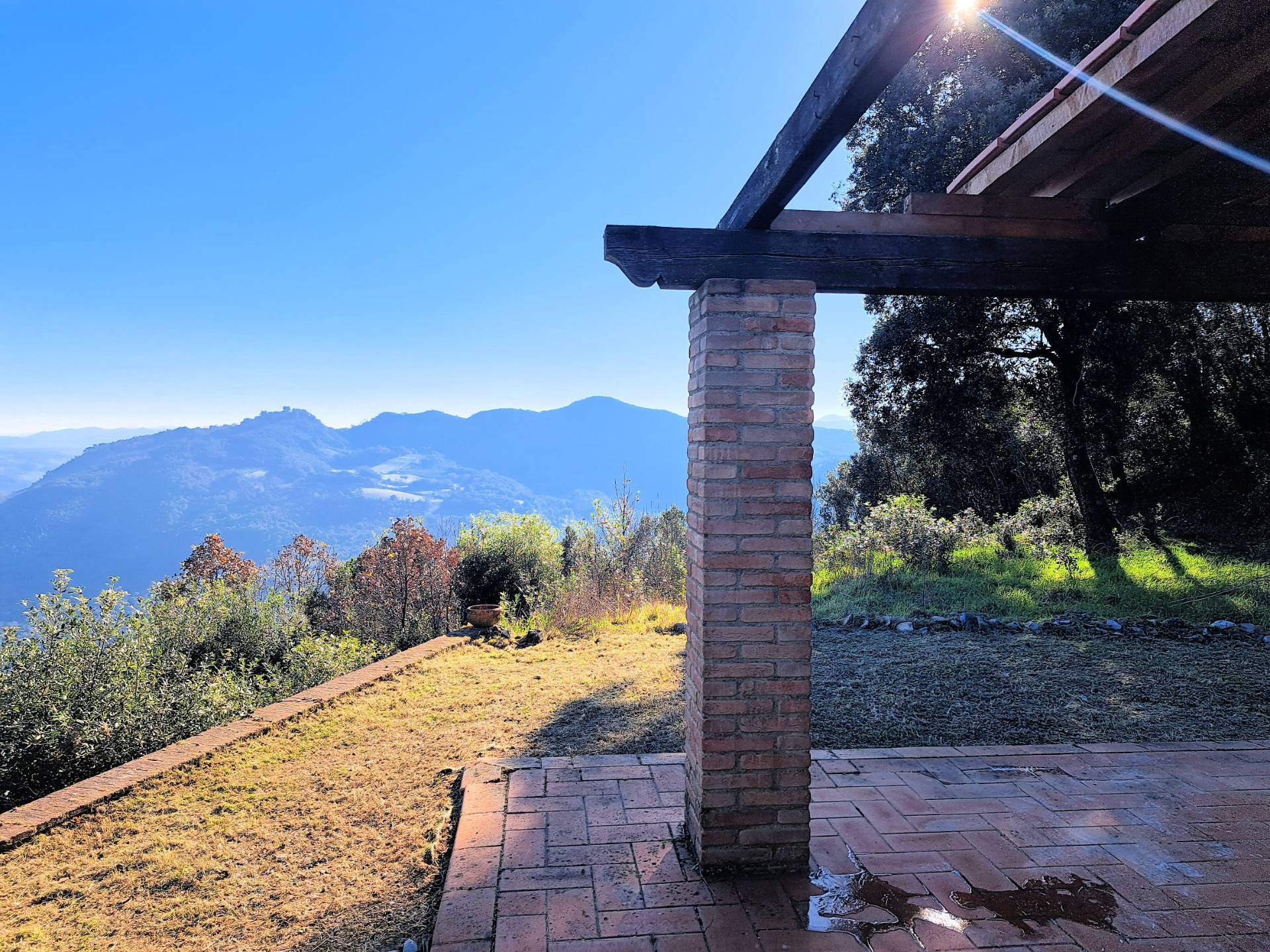 Rustico in stile Toscano con terreno e vista panoramica in vendita a Pomarance