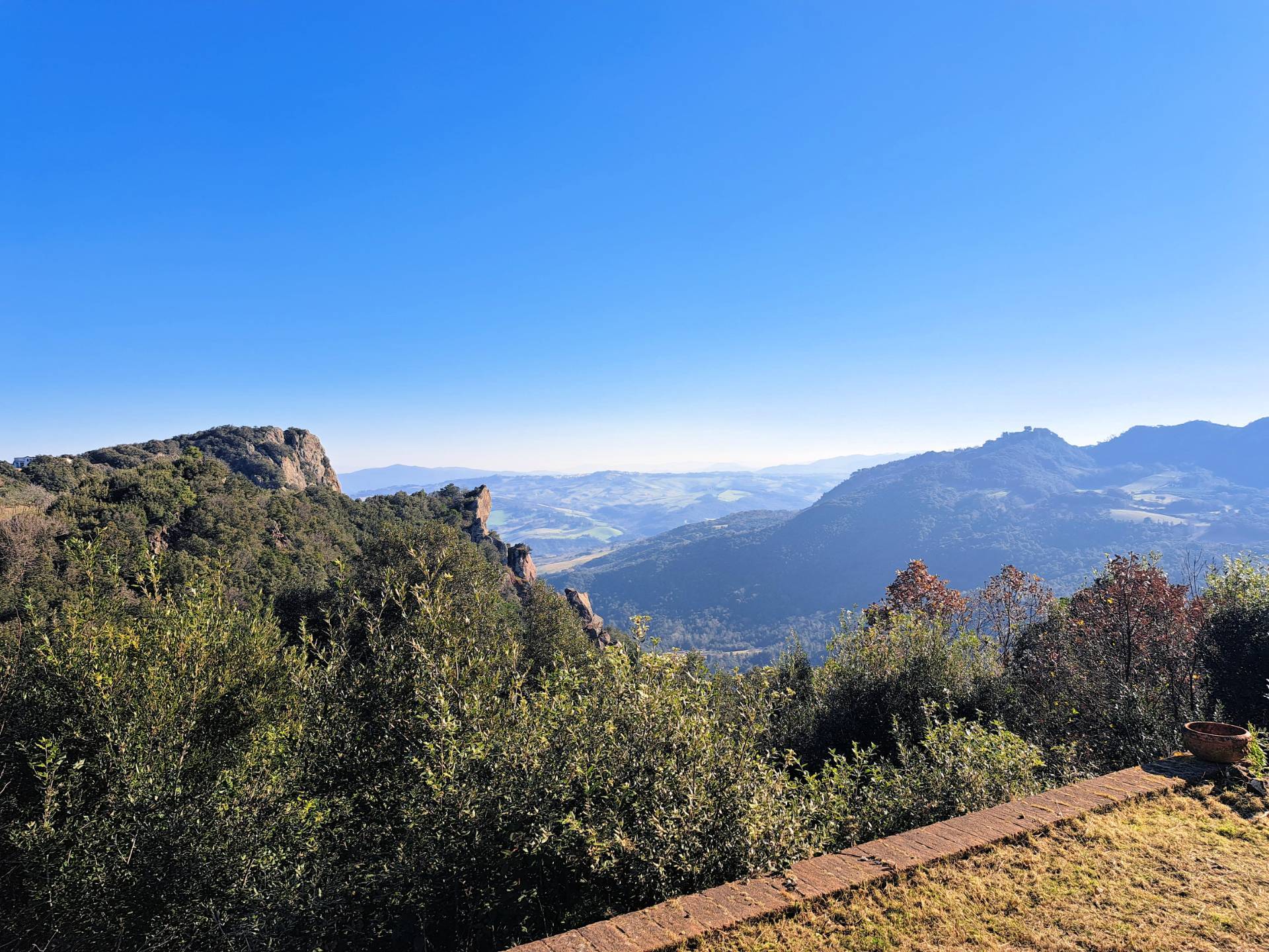 Rustico in stile Toscano con terreno e vista panoramica in vendita a Pomarance