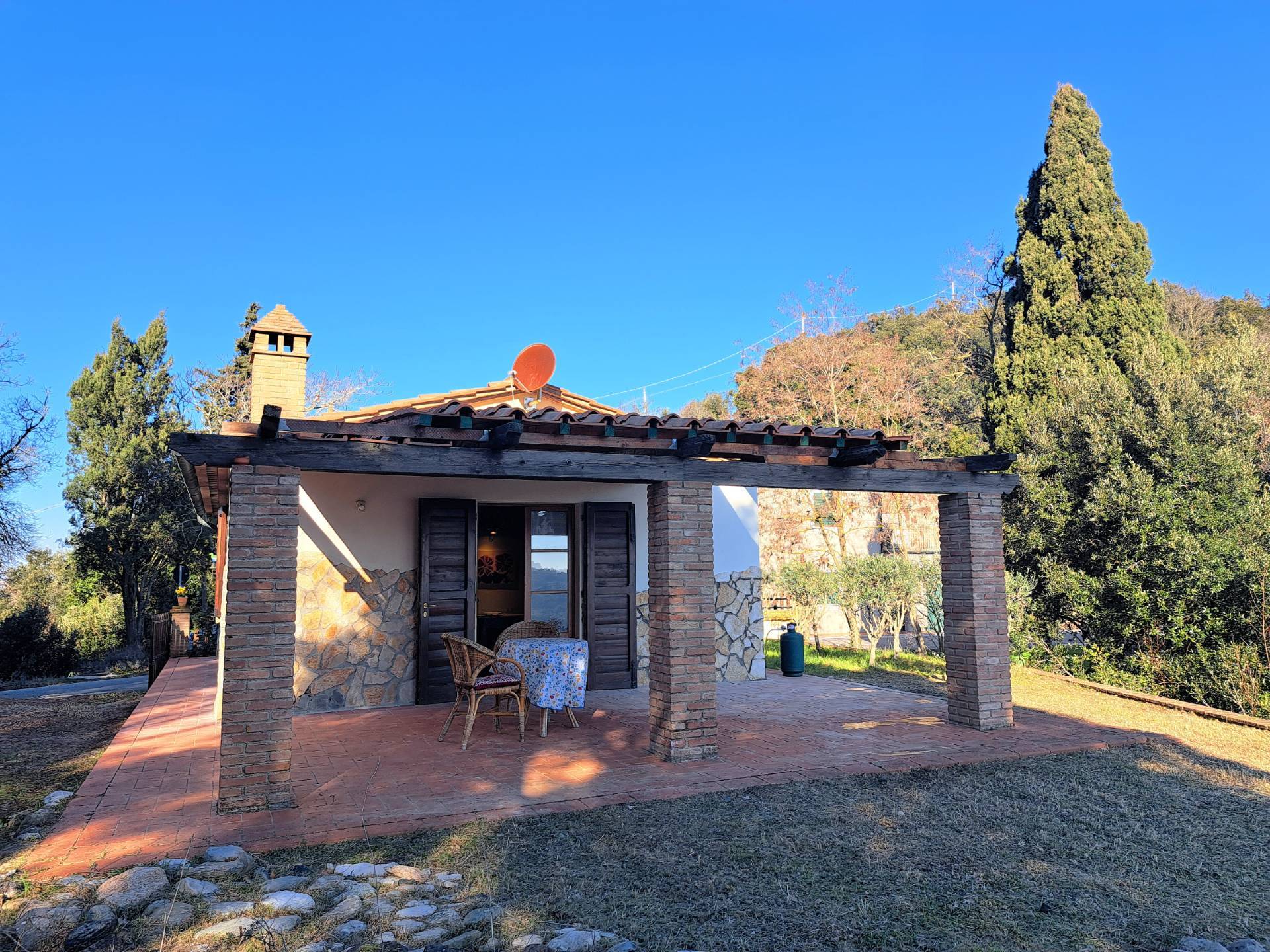 Rustico in stile Toscano con terreno e vista panoramica in vendita a Pomarance