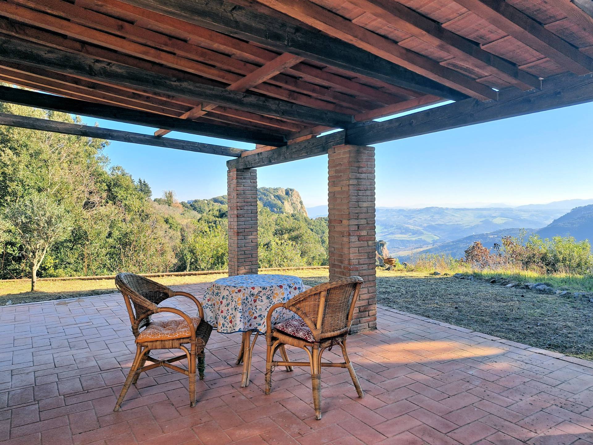 Rustico in stile Toscano con terreno e vista panoramica in vendita a Pomarance