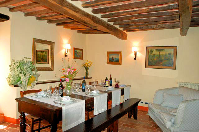 Villa in stile rustico Toscano ristrutturata con vigneto in vendita a Cortona