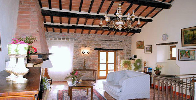 Villa in stile rustico Toscano ristrutturata con vigneto in vendita a Cortona