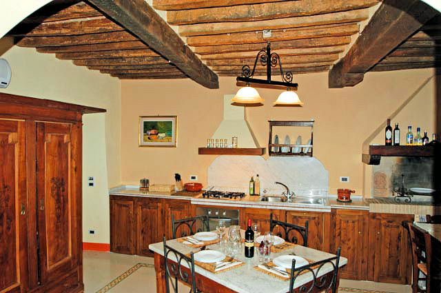 Villa in stile rustico Toscano ristrutturata con vigneto in vendita a Cortona