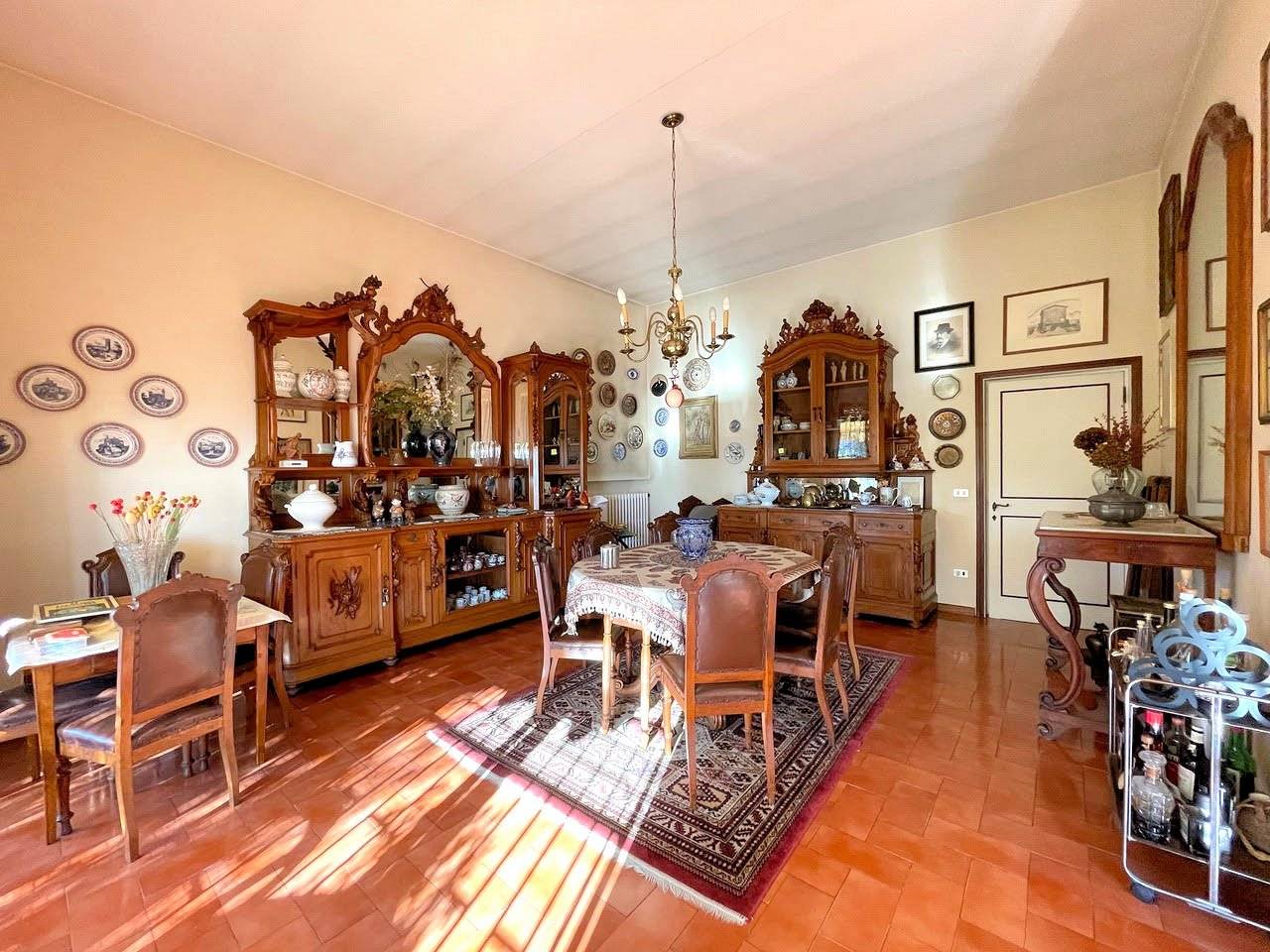 Villa unifamiliare di grande metratura con giardino in vendita a Uzzano