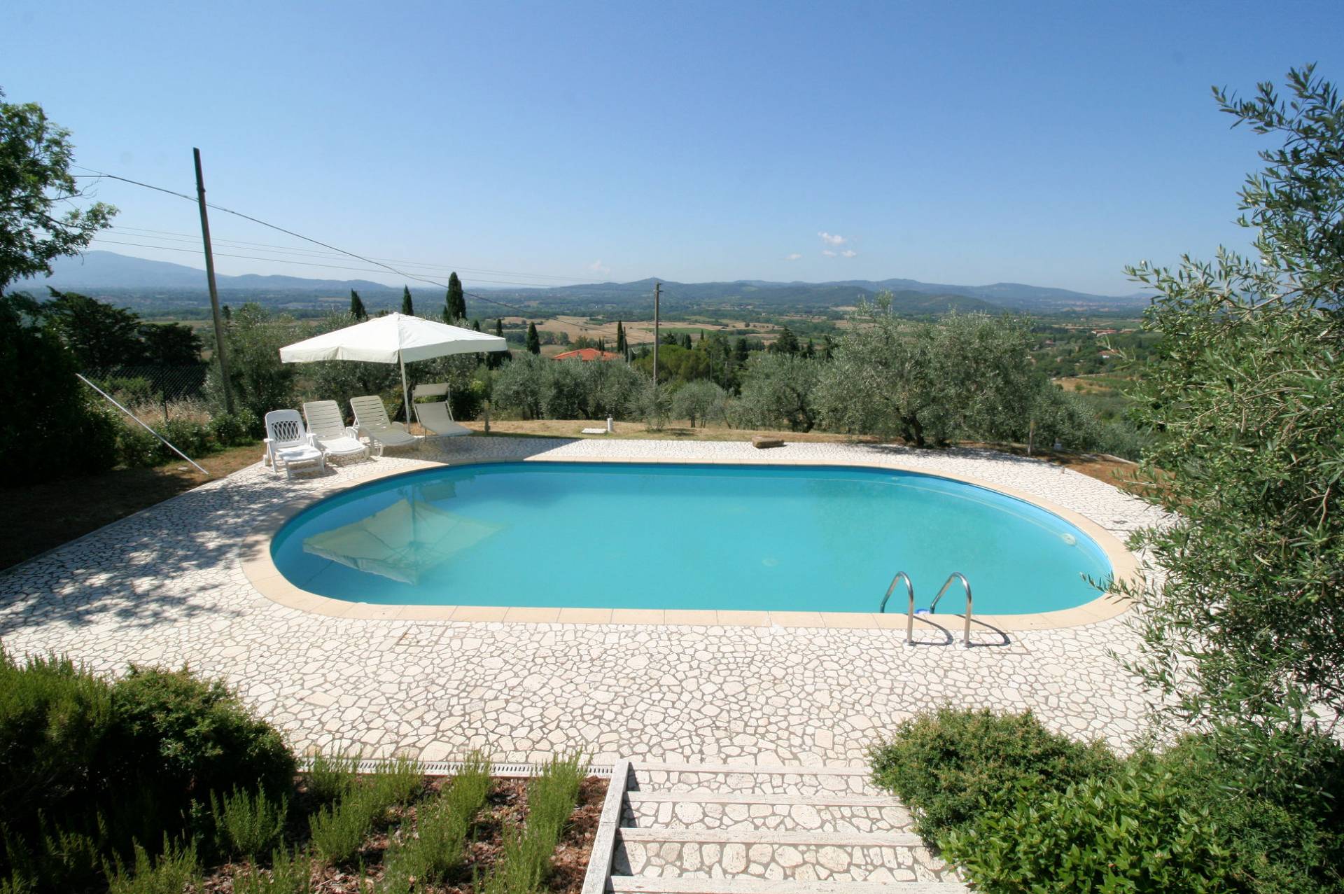 Villa panoramica in collina con parco e piscina in vendita a Capolona