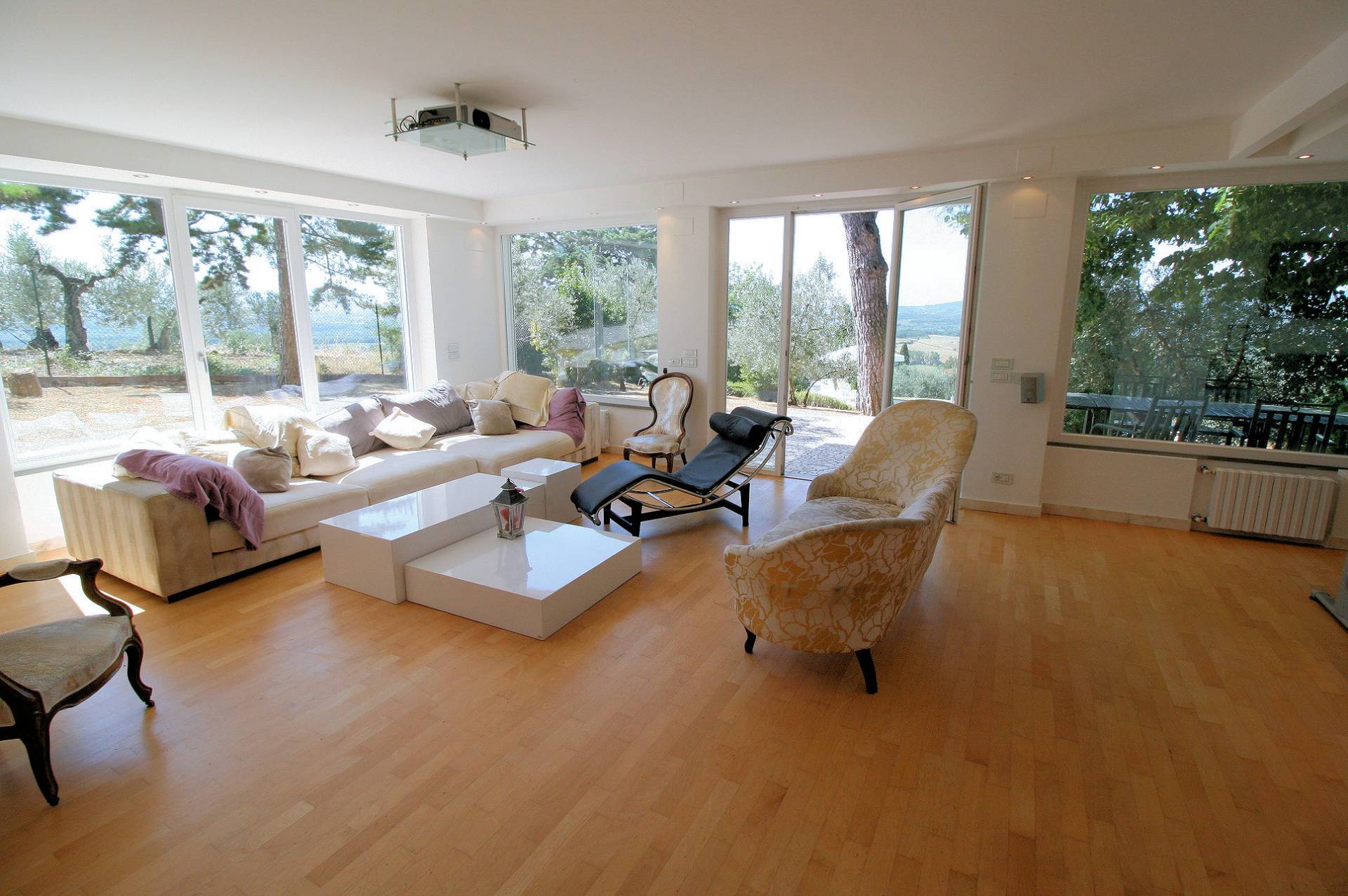 Villa panoramica in collina con parco e piscina in vendita a Capolona