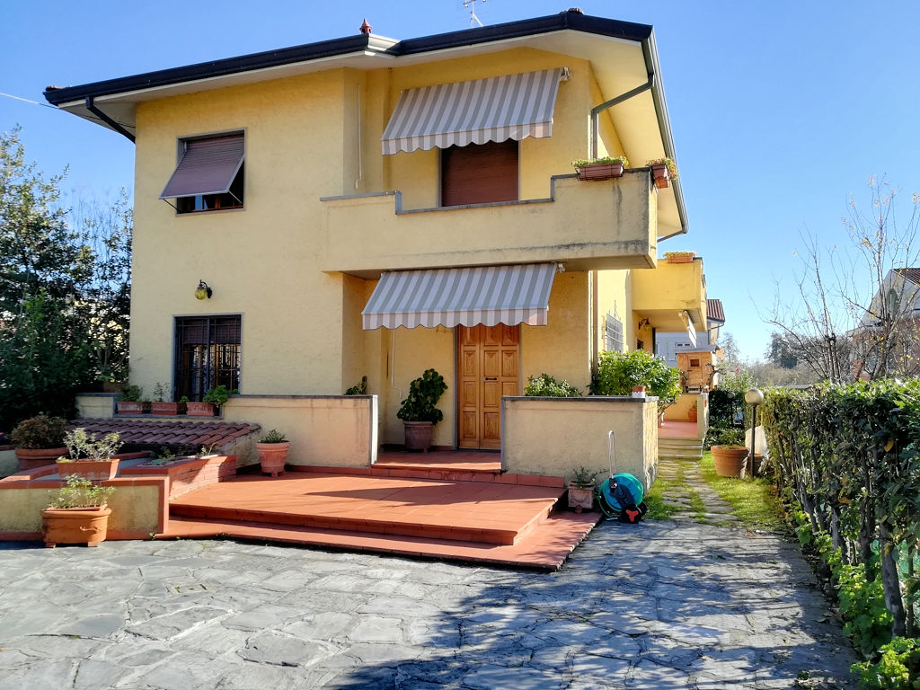 Villa con giardino vicina al mare in vendita a Massa, Marina di Massa