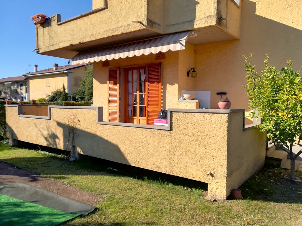 Villa con giardino vicina al mare in vendita a Massa, Marina di Massa