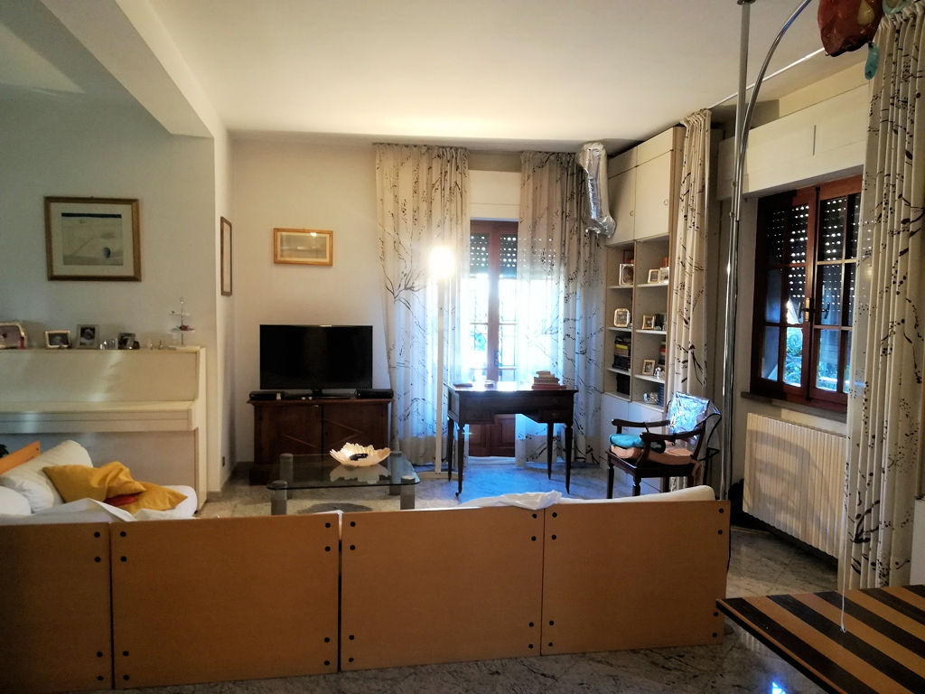 Villa con giardino vicina al mare in vendita a Massa, Marina di Massa