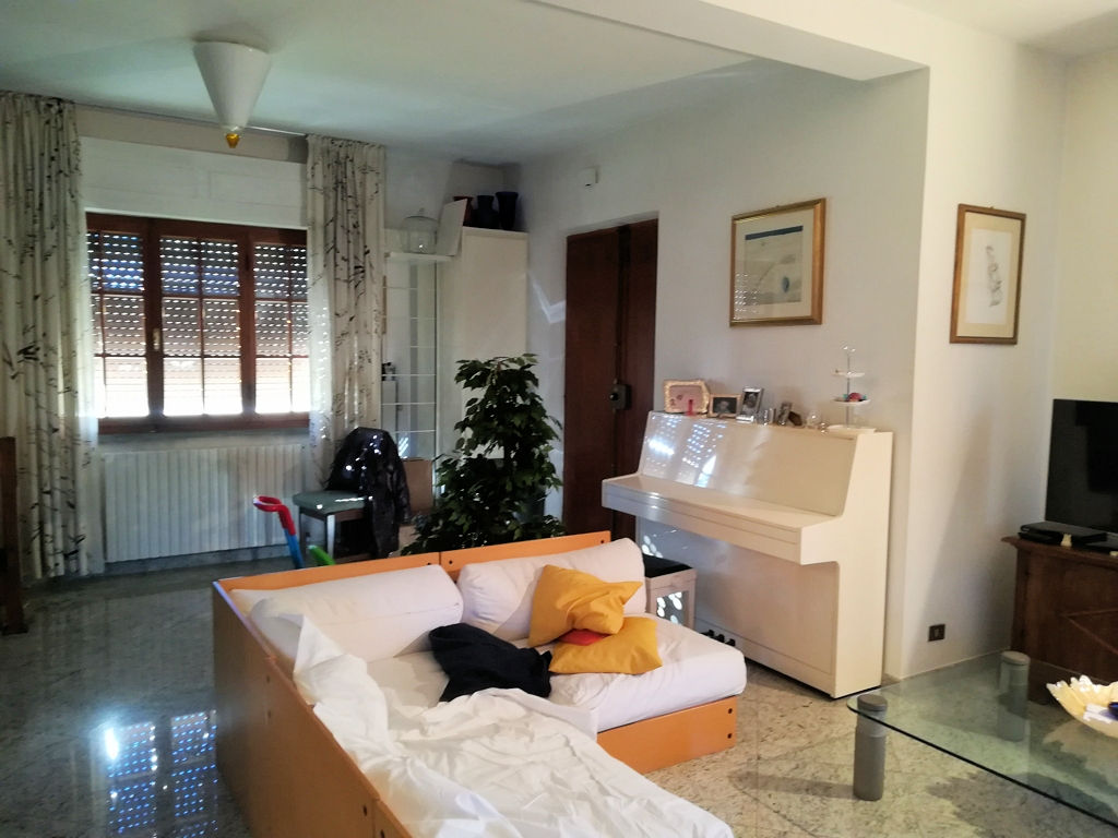 Villa con giardino vicina al mare in vendita a Massa, Marina di Massa